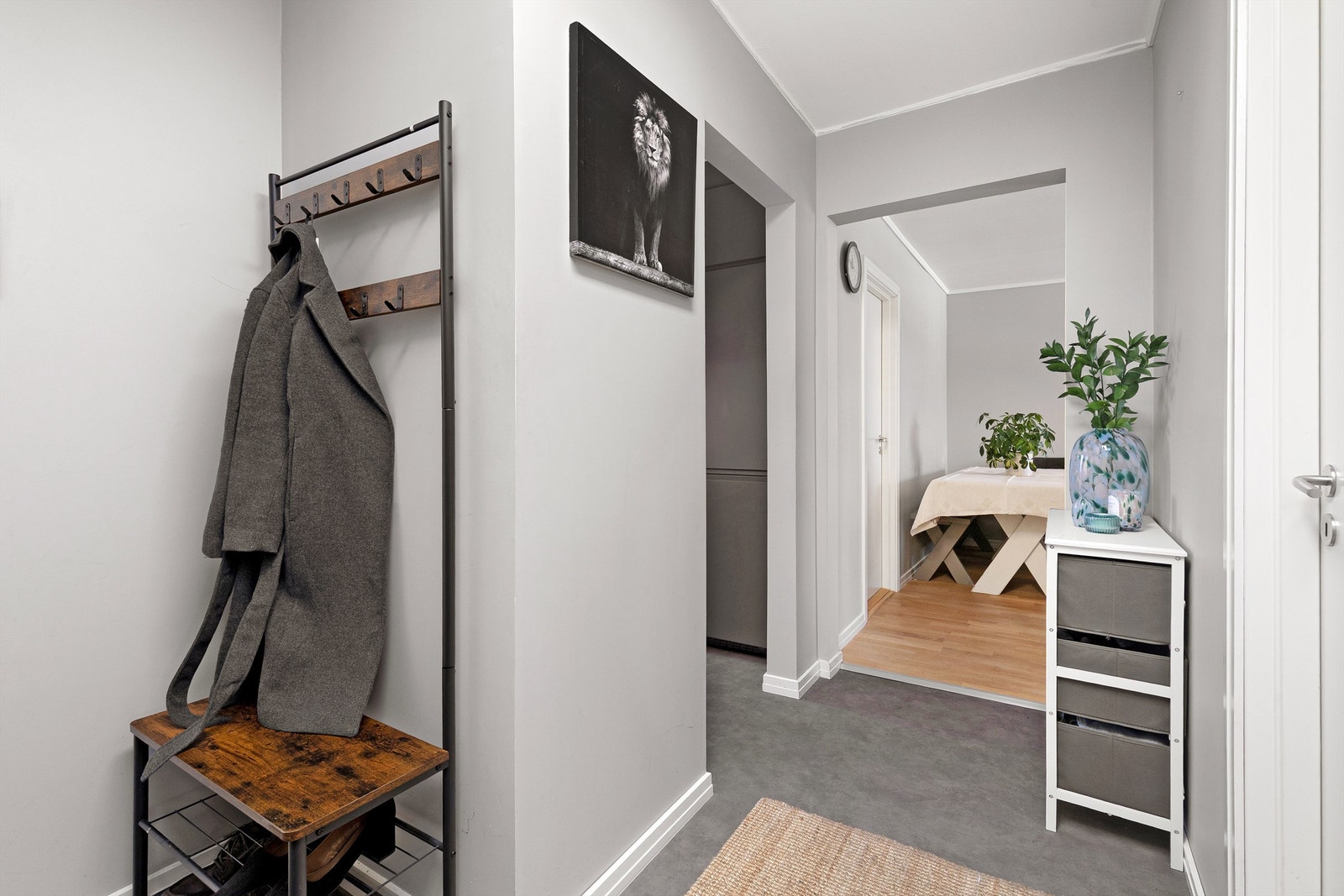 Entré med plass til klesoppheng og sittebenk Galleribilde