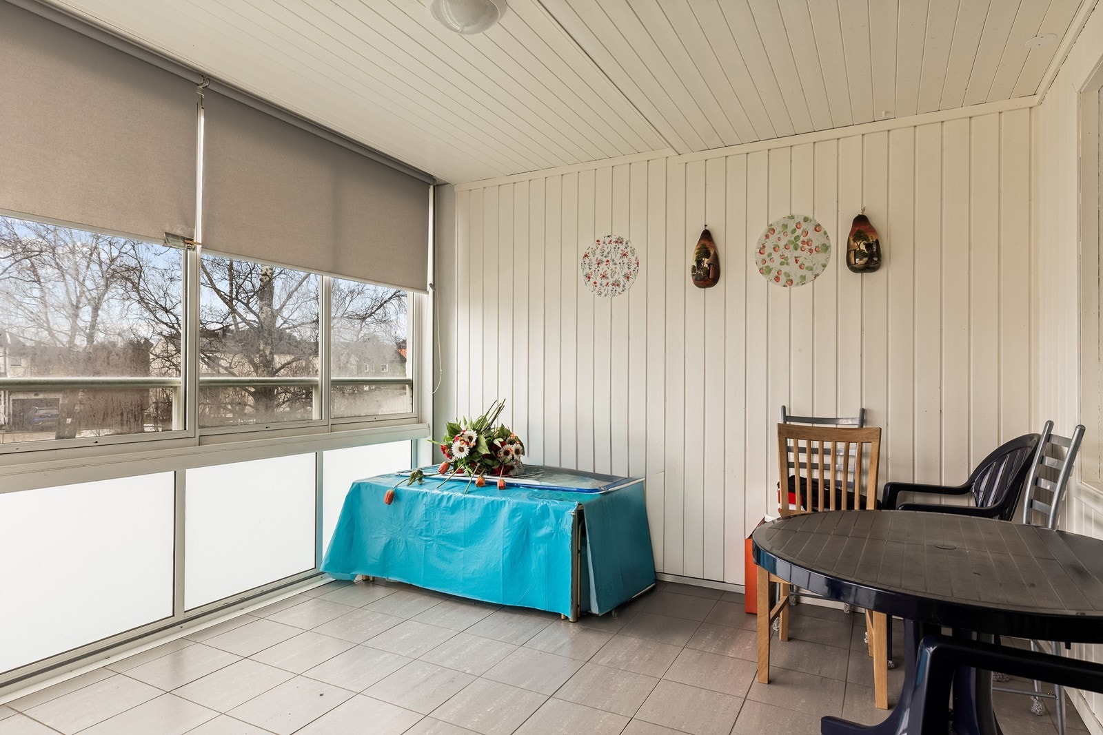 Romslig, innglasset balkong. Galleribilde