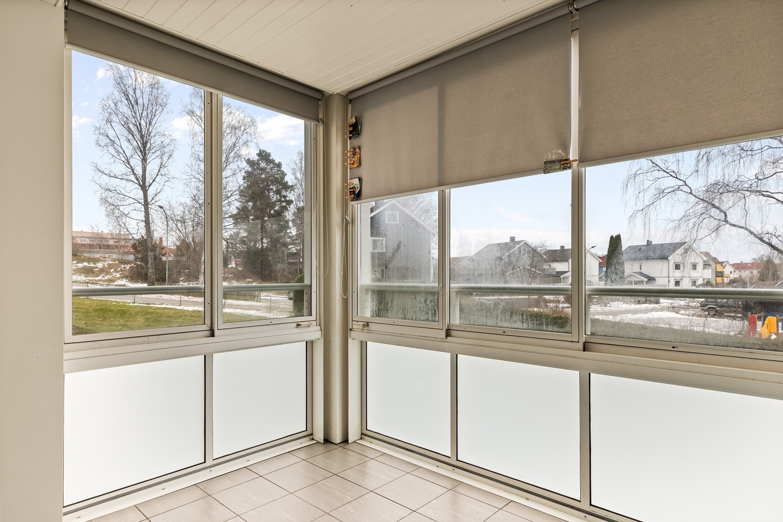 Innglasset balkong med screens. Galleribilde