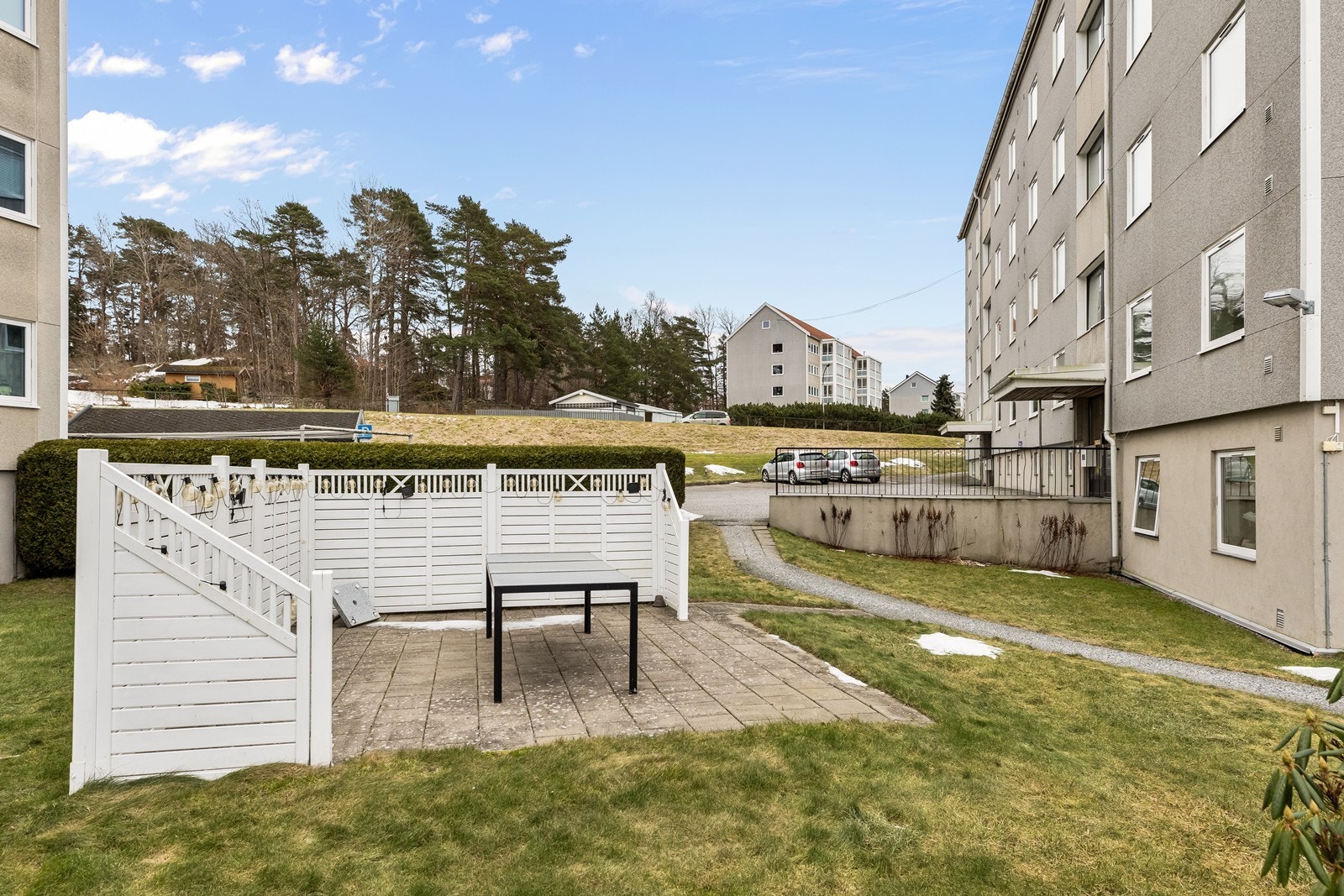 Opparbeidet fellesareale med parkering, plen, gangstier og uteplasser. Galleribilde