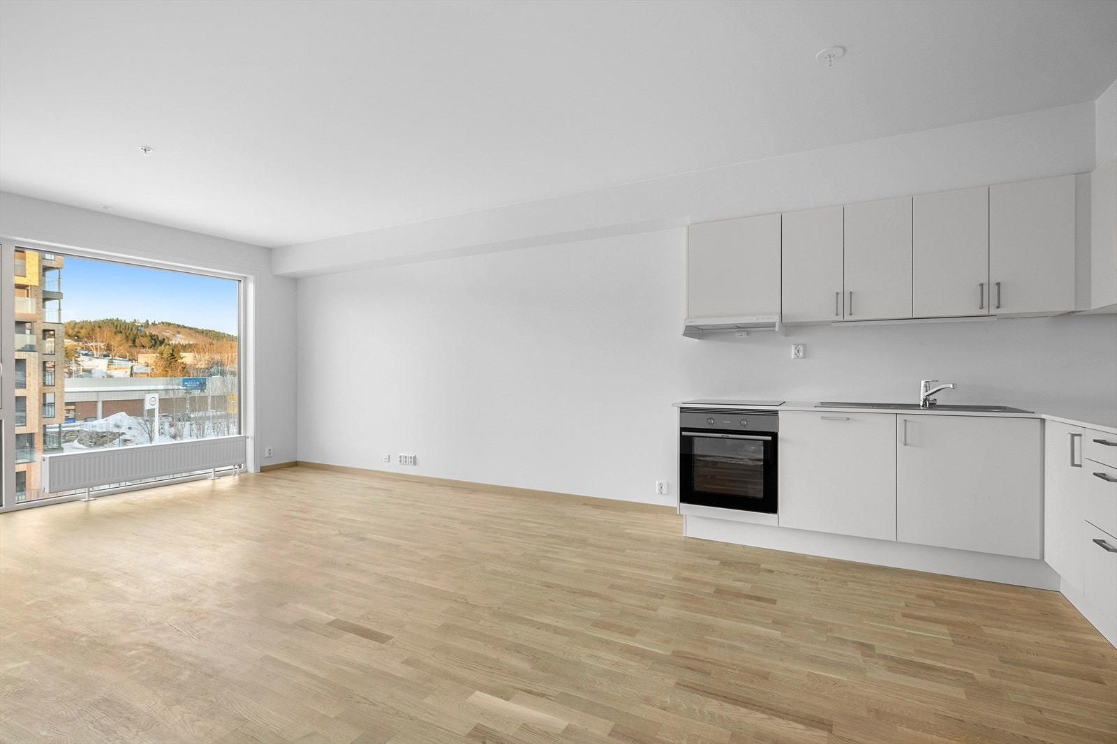 Stue/kjøkken på hele 28kvm som gir gode møbleringsmuligheter. Galleribilde