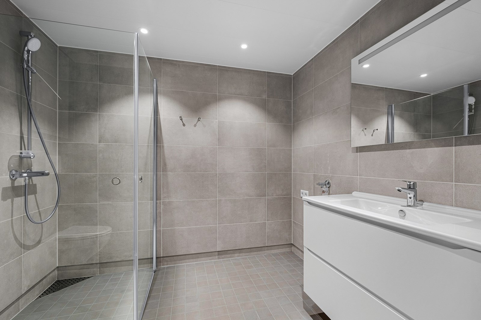 Pent flislagt bad med varme i gulv. Galleribilde