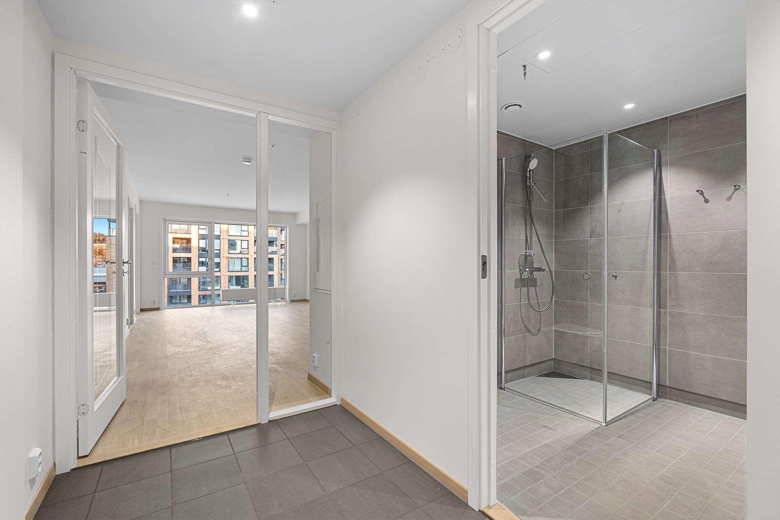 Praktisk og flislagt entré på 4,8kvm med god plass til klesoppheng. Galleribilde