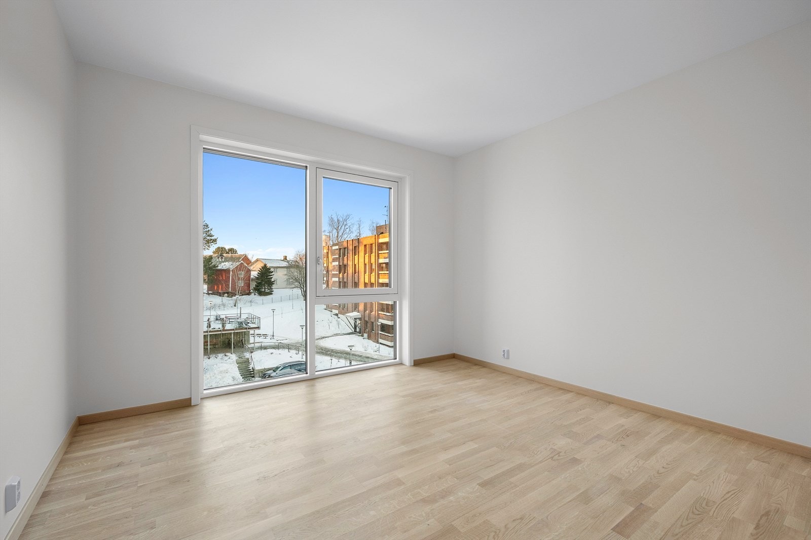 Her har du god plass til garderobeskap og skrivebord. Galleribilde