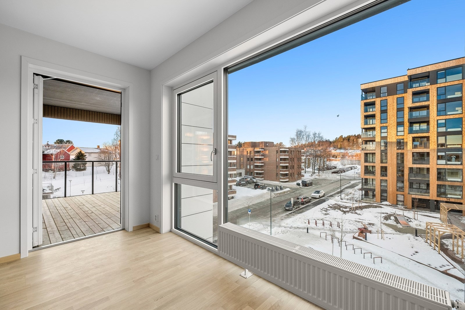 Stue/kjøkken med store vindusflater og fin utsikt - fra stuen har du utgang til en sørvestvendt balkong Galleribilde