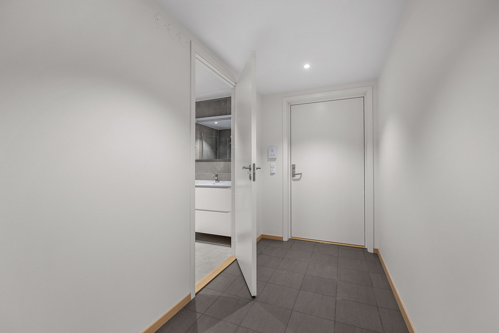 Praktisk og flislagt entré på 4,8kvm med god plass til klesoppheng. Galleribilde