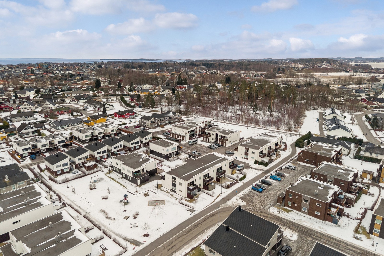 Her bor du i rolige omgivelser med kort vei til et bredt utvalg av servicetilbud og daglige gjøremål. Galleribilde