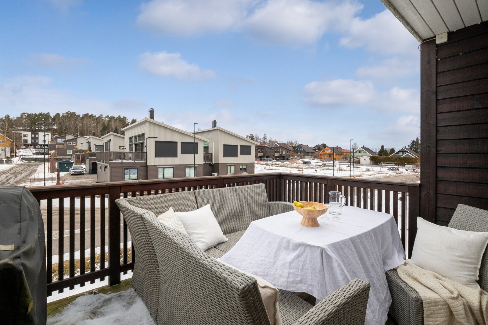 Fra stuen er det utgang til en vestvendt terrasse på ca. 15 kvm med gode solforhold og plass til både grill og sittegruppe. Galleribilde