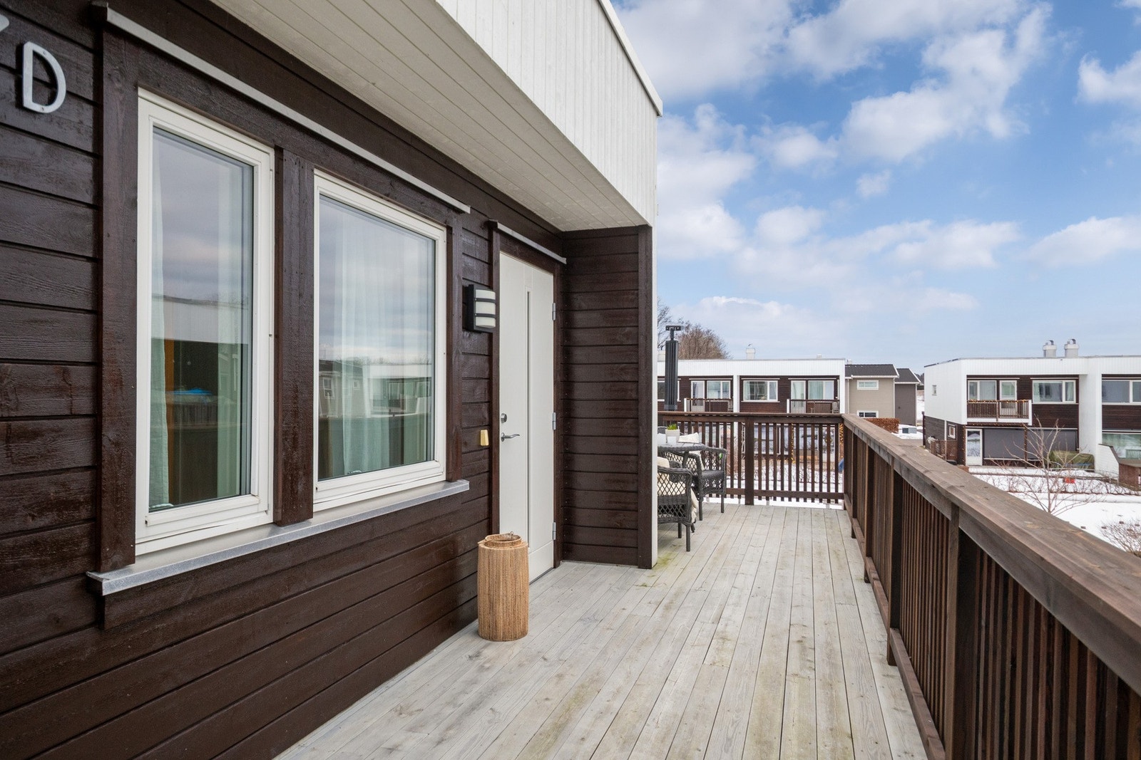 Leiligheten ligger i andre etasje, og har adkomst via en overbygd, utvendig trappegang. Galleribilde