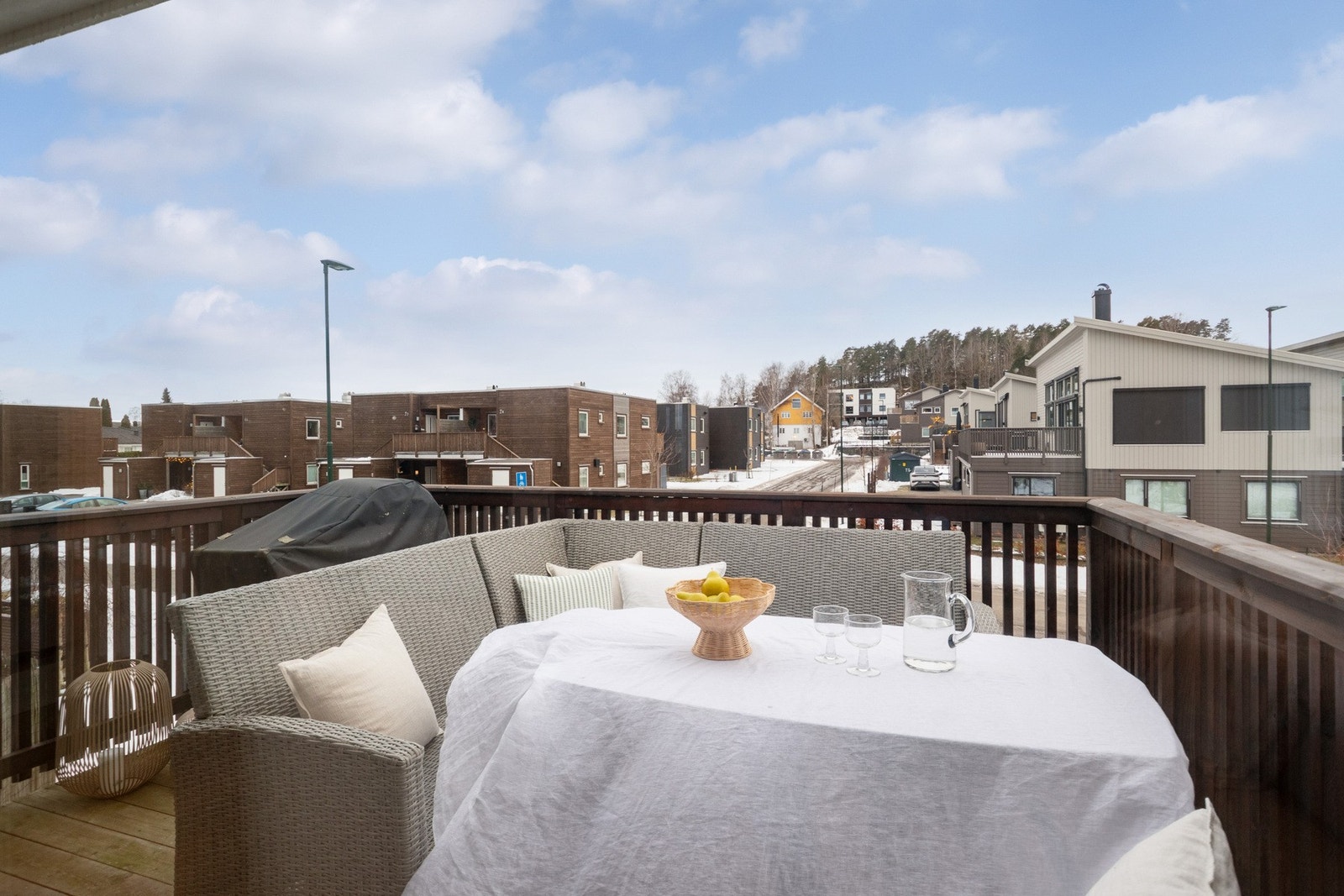 Terrassen har dekke og rekkverk i tre, samt utelys og stikkontakt. Galleribilde