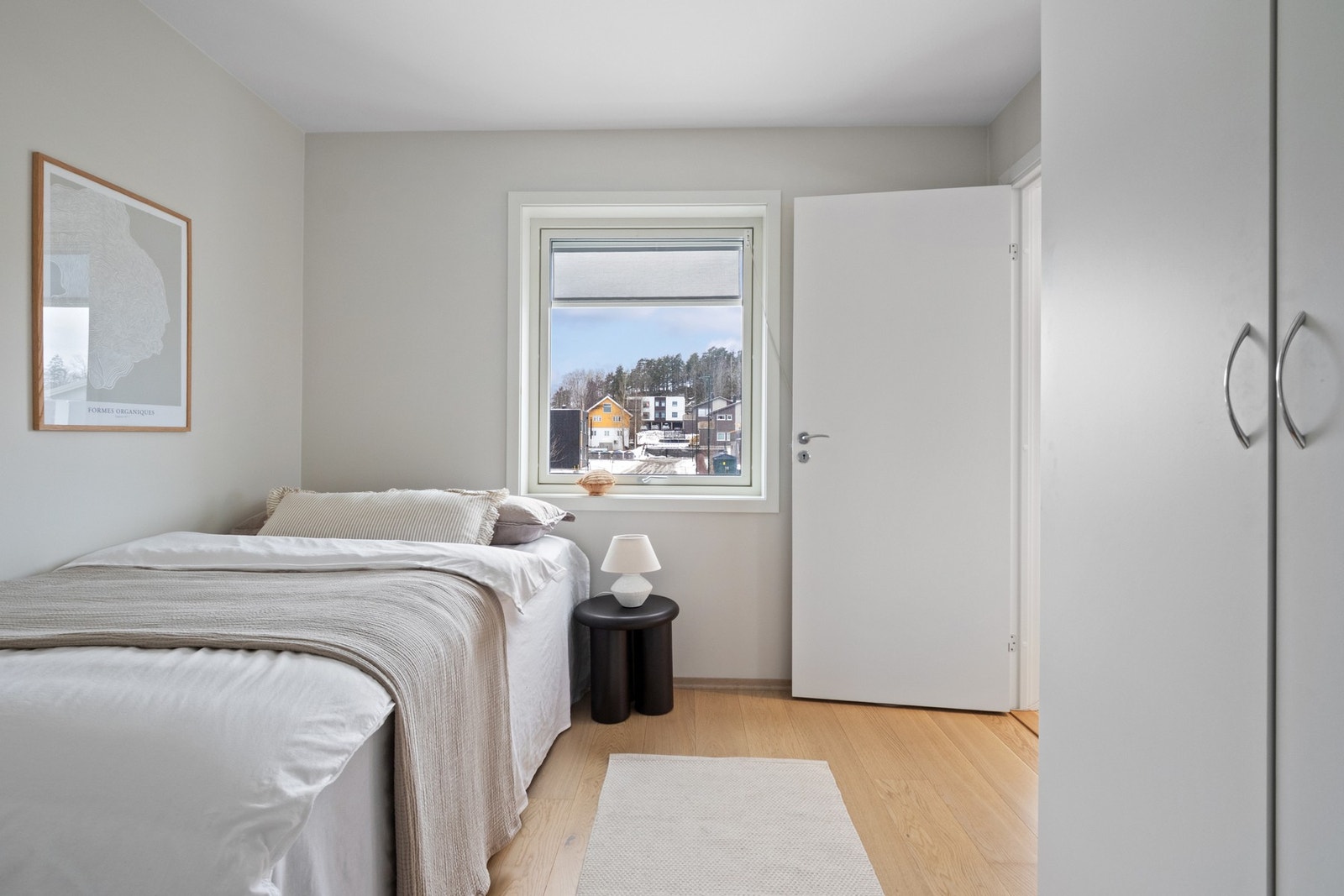 Det er to pene soverom i leiligheten, begge med en luftig atmosfære og lyse vegger. Galleribilde