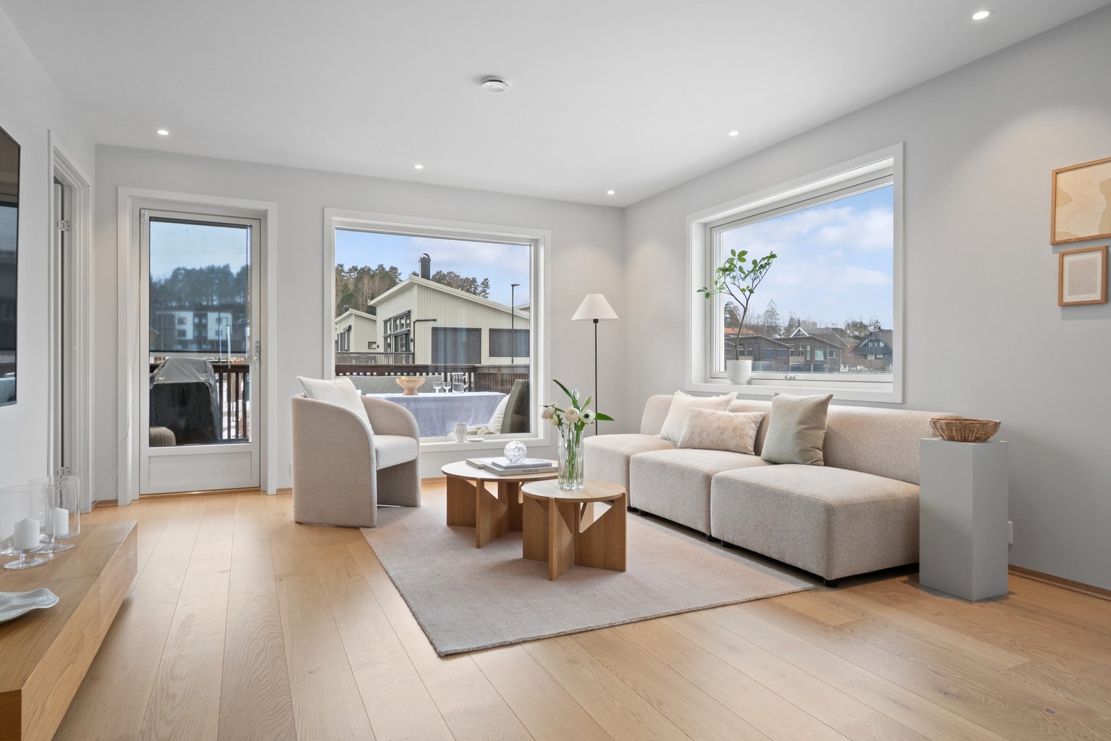 Stuen ligger i åpen løsning med kjøkkenet og danner et lyst og romslig allrom med luftig atmosfære. Galleribilde