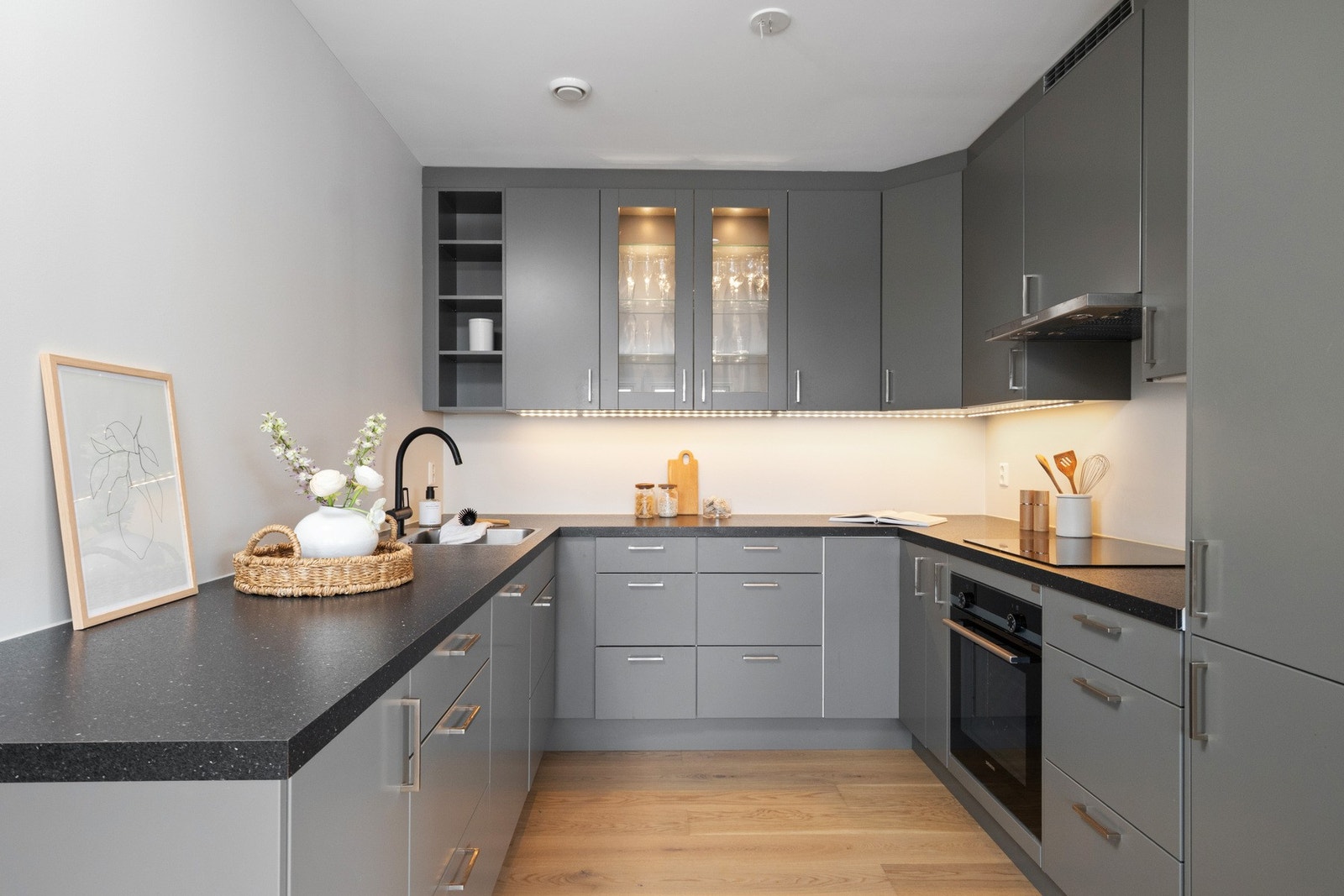 Kjøkkenet har et tidsmessig og pent design med gode benkeflater som innbyr til spennende kokkelering. Galleribilde