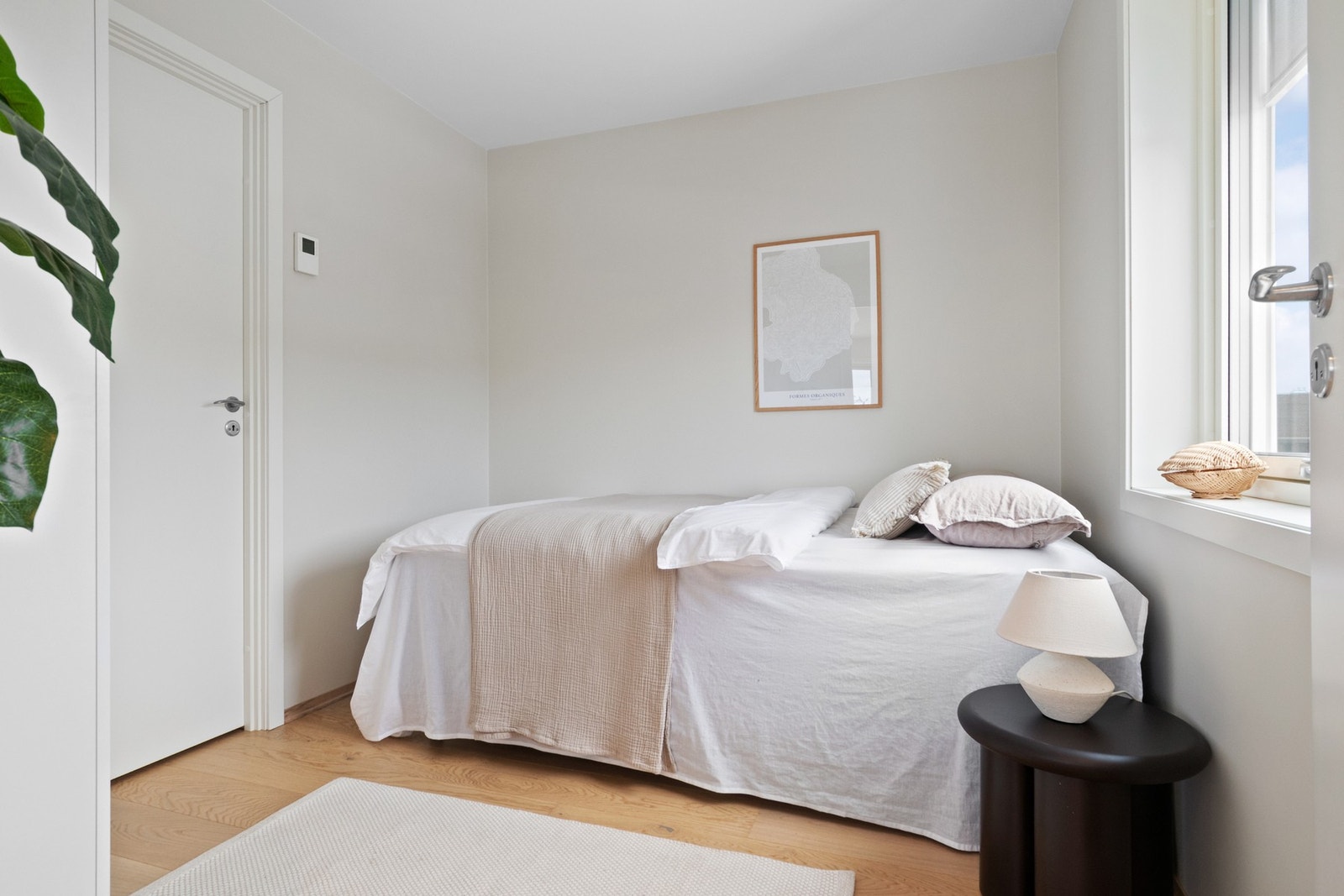 Gulvene har enstavs parkett, som gir et helhetlig og moderne uttrykk. Galleribilde