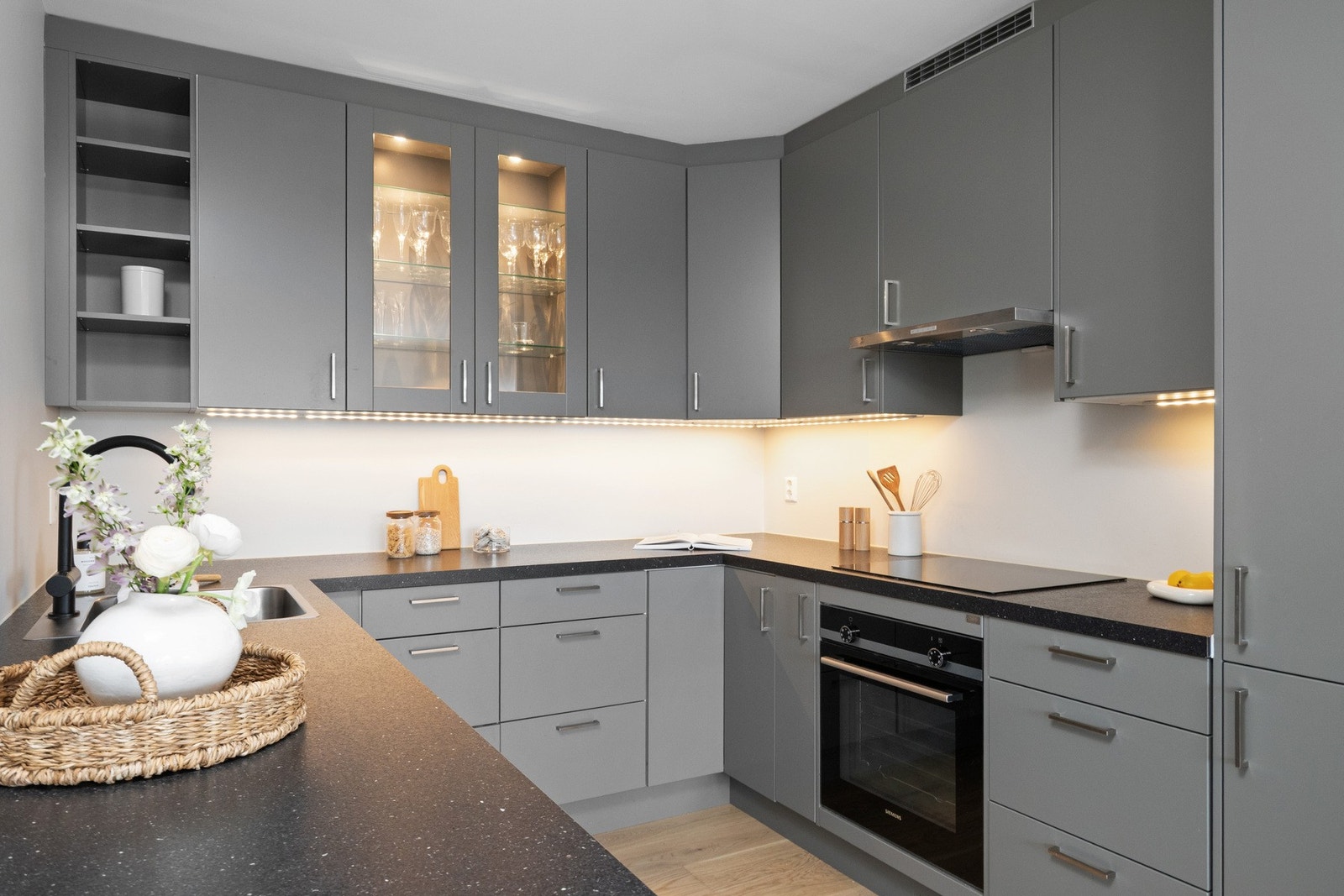 Inne fremstår leiligheten med stilrene farge- og materialvalg og praktisk planløsning. Galleribilde