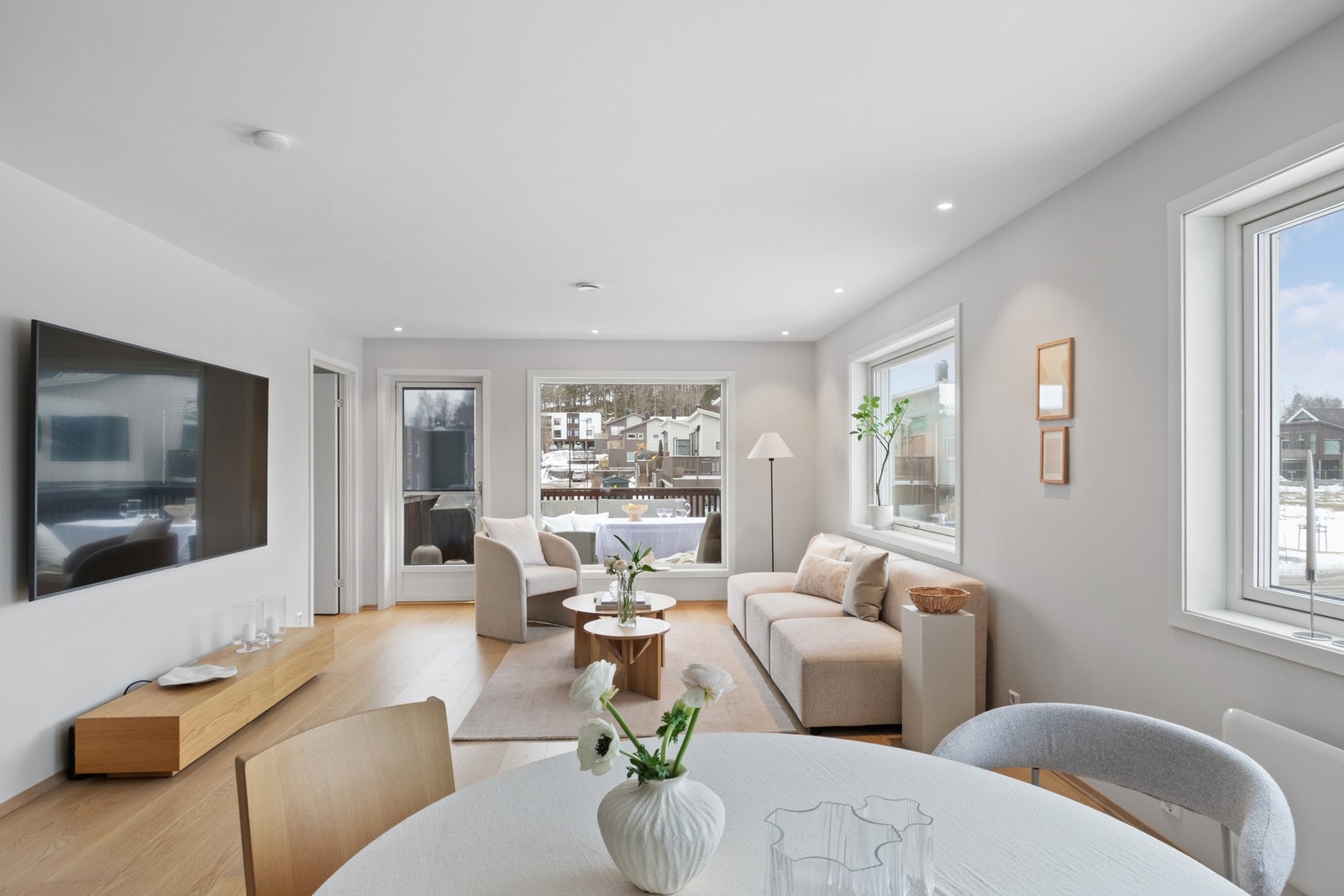 Store vindusflater slipper inn rikelig dagslys, mens utvendige screens gir fleksibel og effektiv solskjerming. Galleribilde