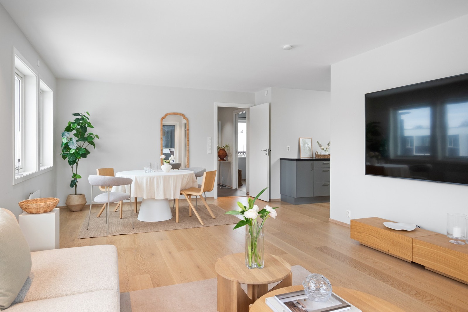 Her er det god plass til sofagruppe, lenestol, medieløsning og et spisebord i tilknytning til kjøkkenet, perfekt for både hverdagsmiddager og hyggelige sammenkomster. Galleribilde