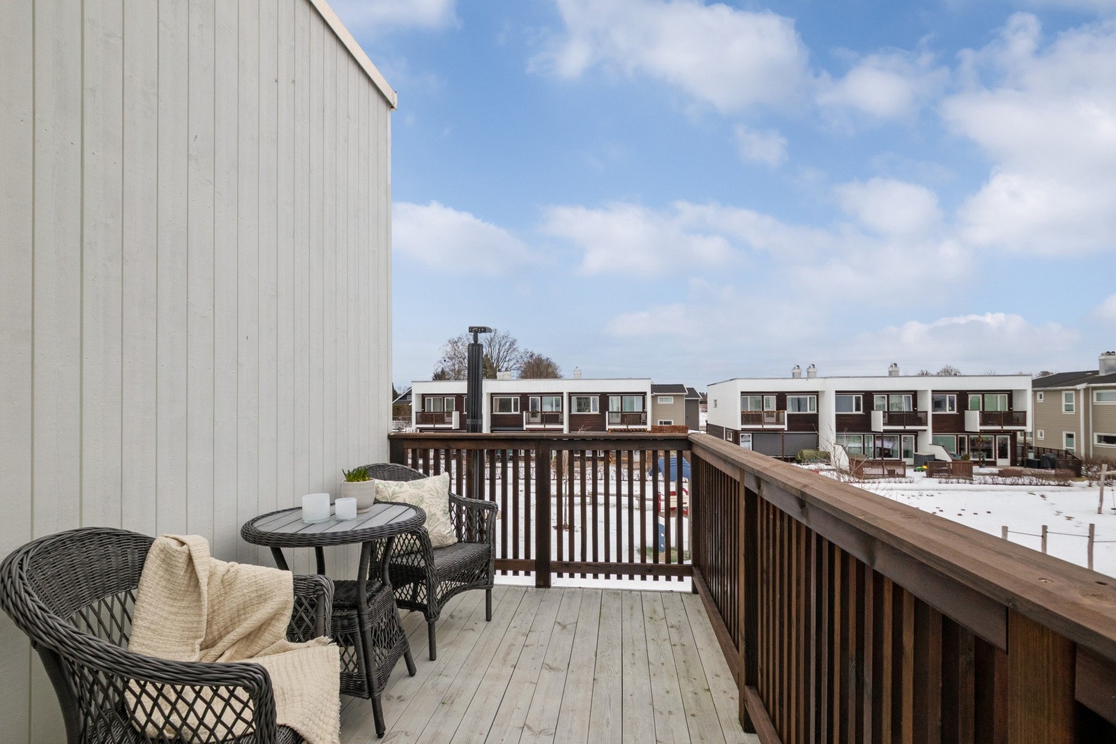 Ved inngangspartiet finner du en koselig, østvendt velkomstterrasse - perfekt for morgenkaffen i solen. Galleribilde