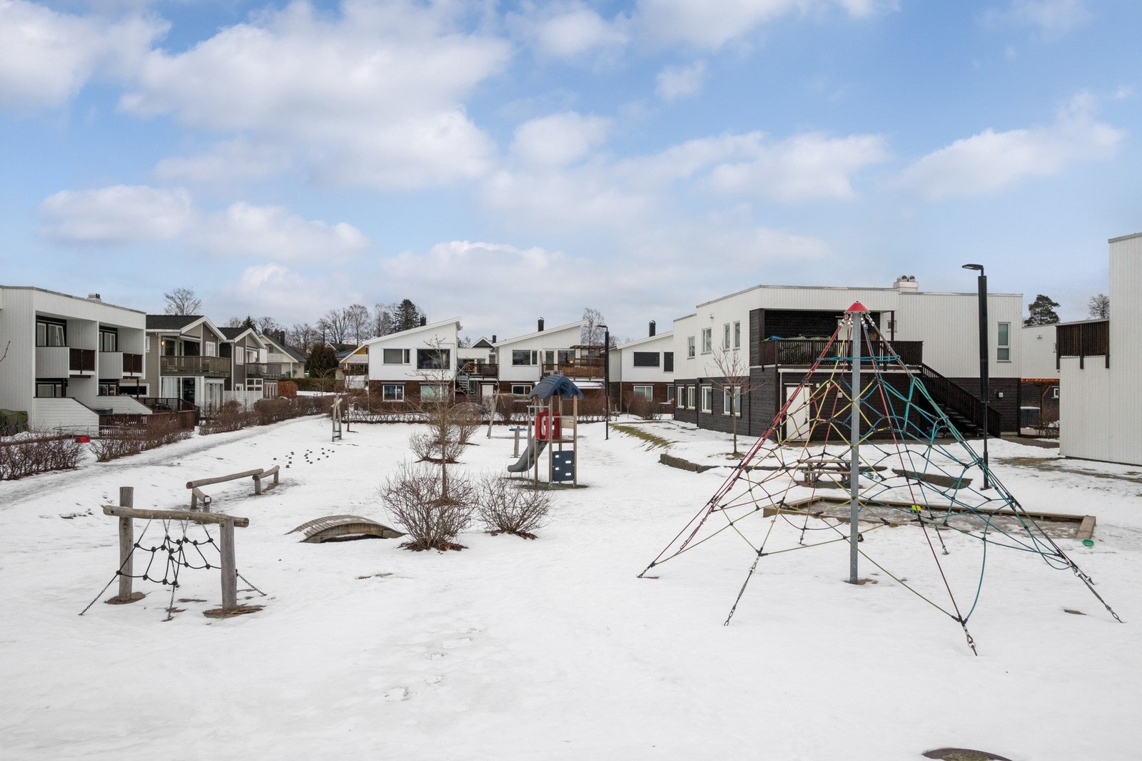 I nærområdet finner du lekeapparater og sittebenker til felles bruk - et hyggelig miljø for både store og små. Galleribilde