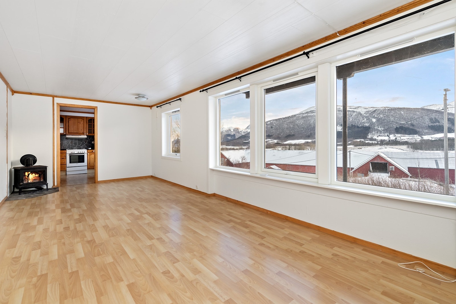 Stue i underetasje med store vindusflater Galleribilde