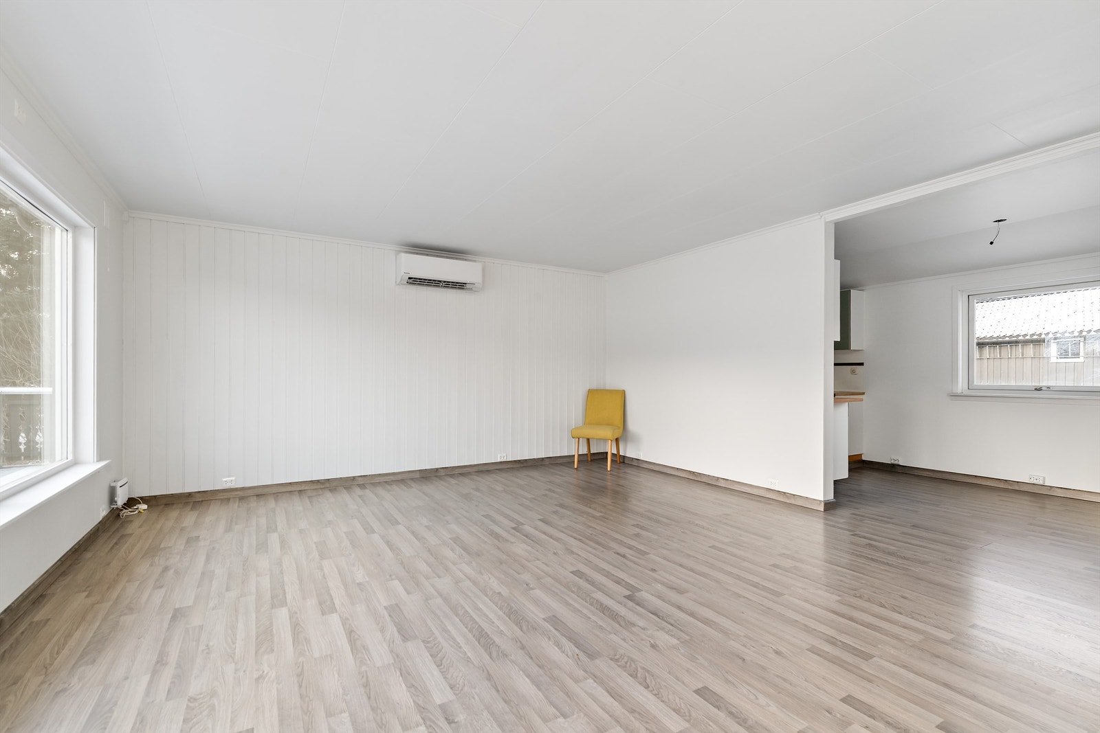 I tillegg til vedovn er det også varmepumpe. Det er åpen løsning mellom kjøkken og stue. Galleribilde