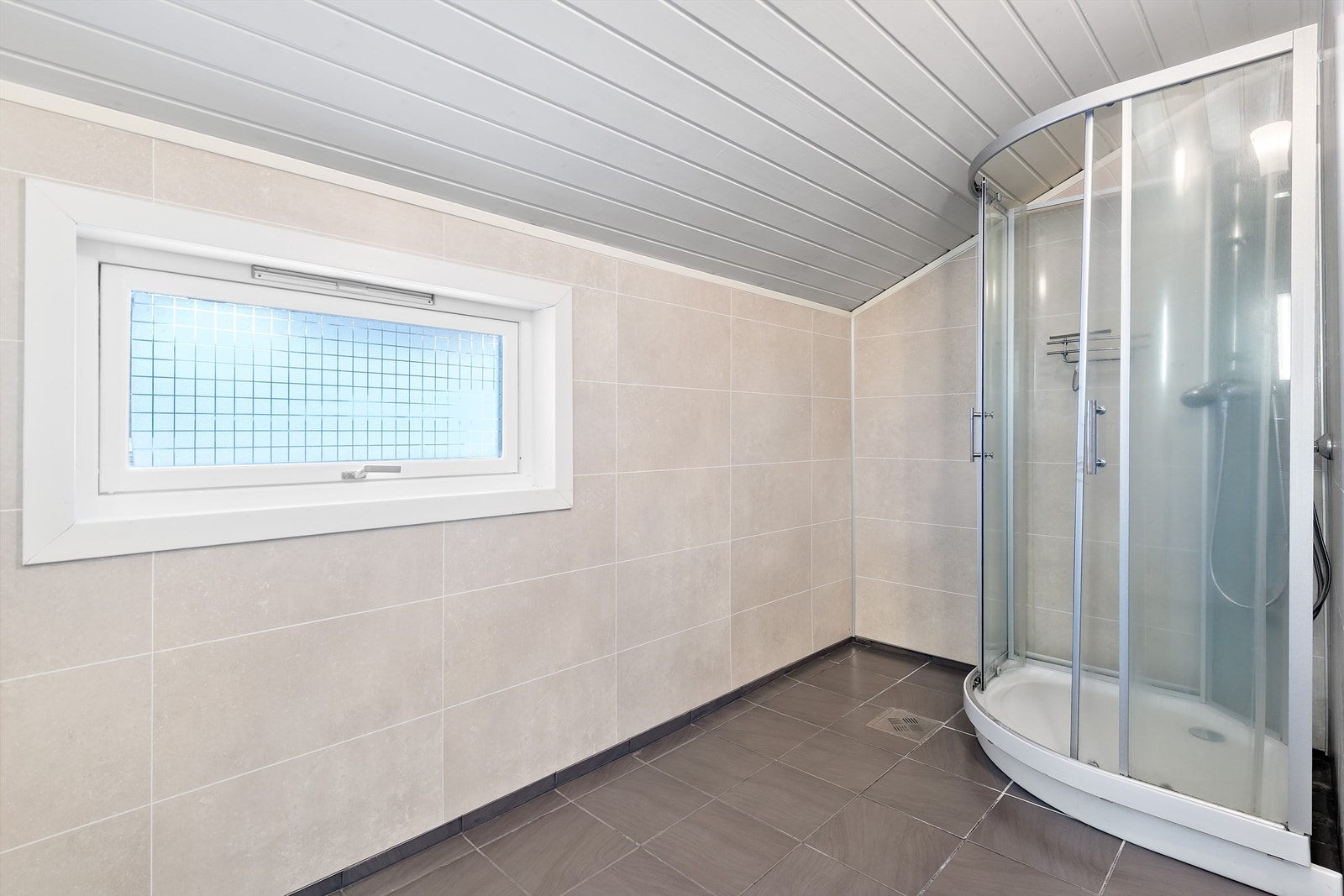 Badet i 1. etasje har dusjkabinett. Galleribilde