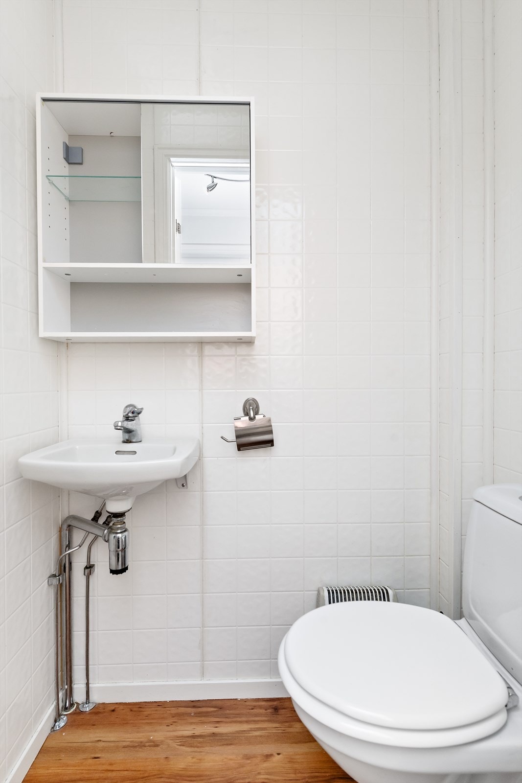 I tillegg til bad er det også et eget lite toalettrom i 1. etasjen Galleribilde