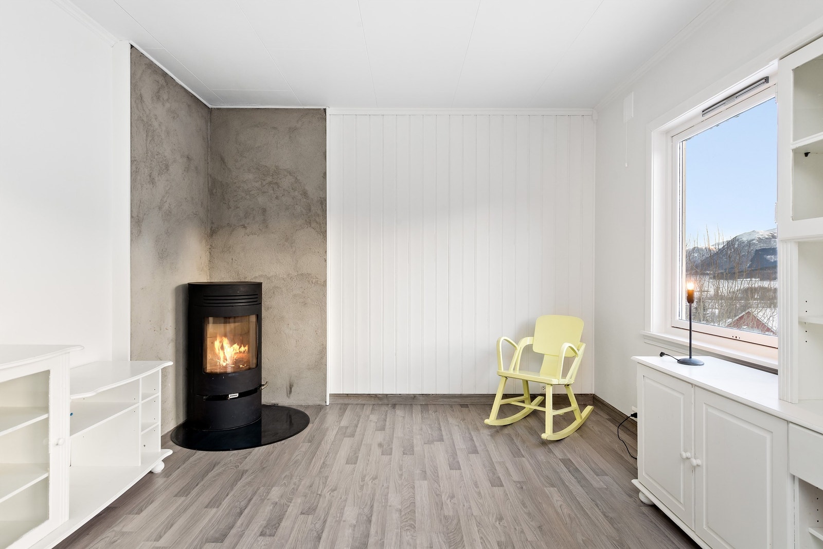 En fin vedovn varmer Galleribilde