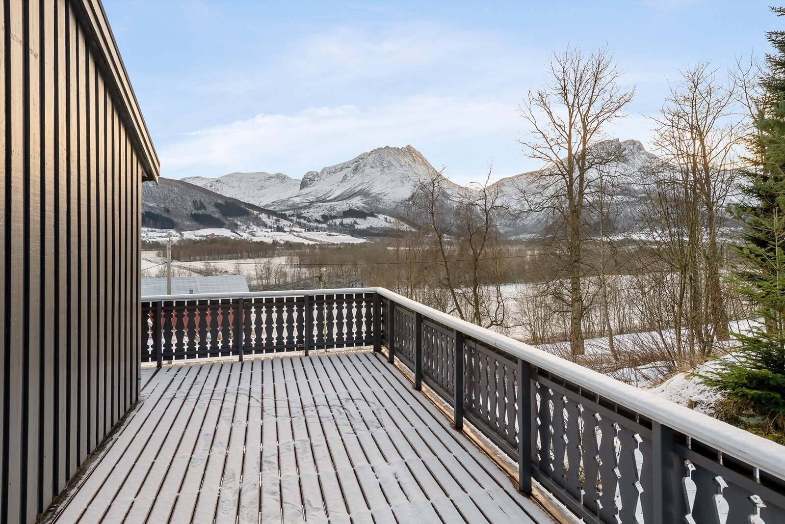 Verandaen strekker seg langs to sider av boligen Galleribilde