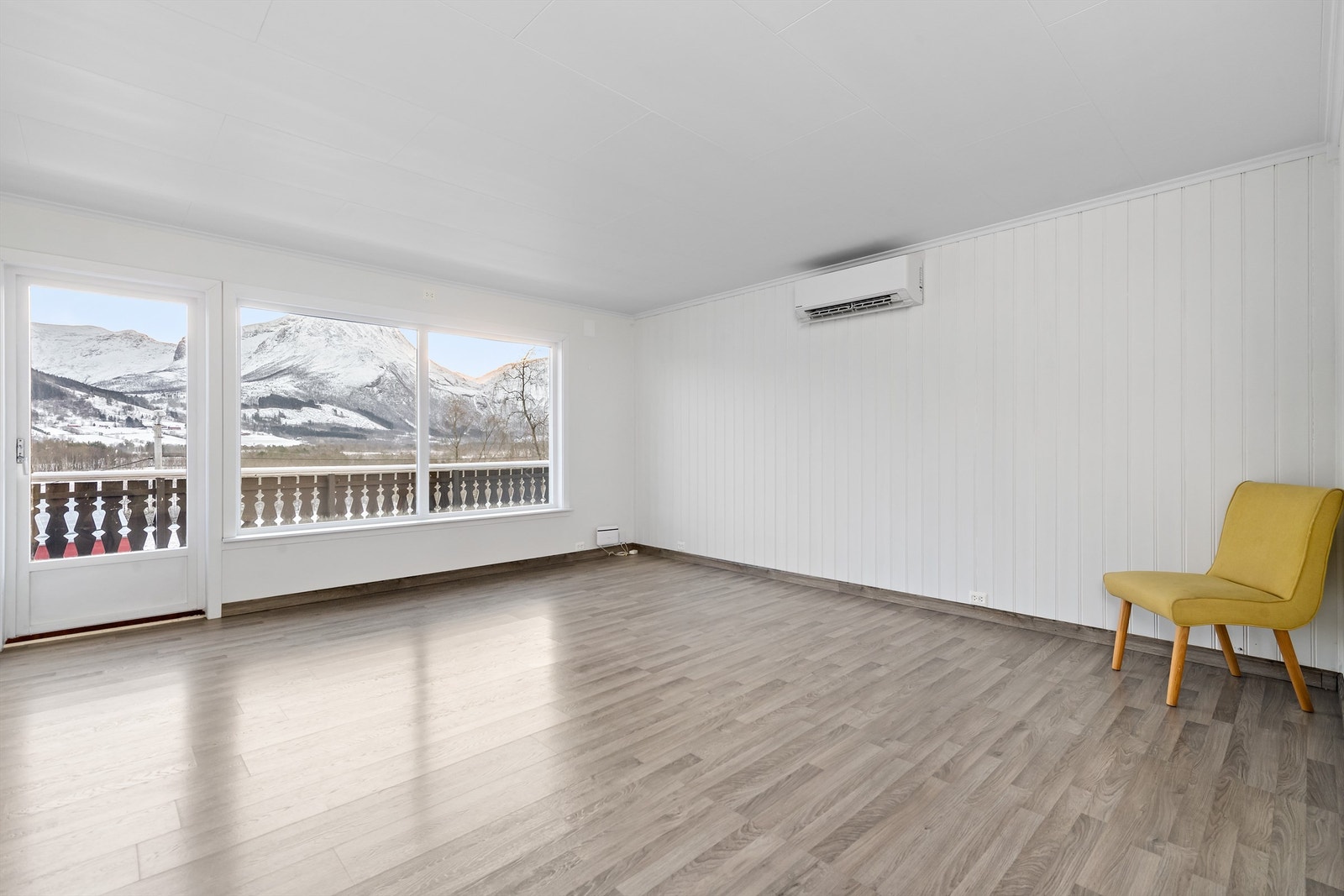 Stua har godt lysinnslipp gjennom store vindusflater Galleribilde