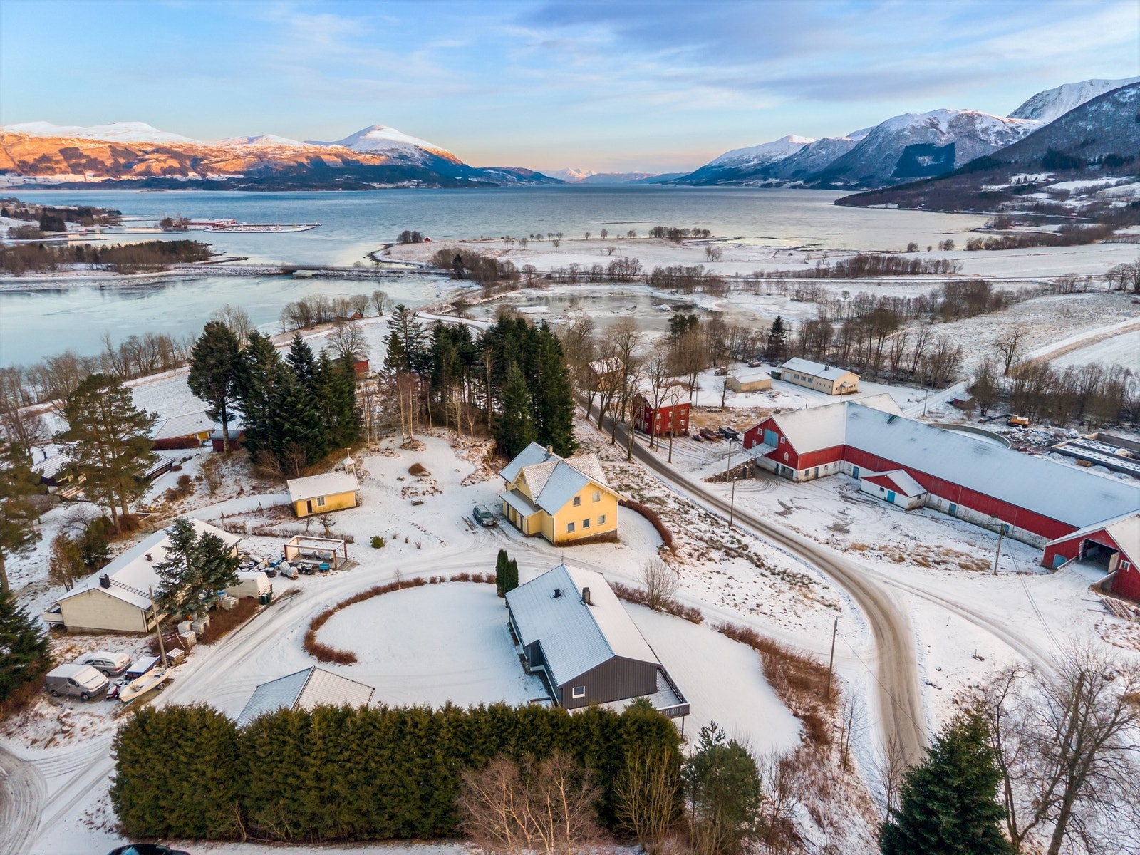 Eiendommen sett fra lufta Galleribilde