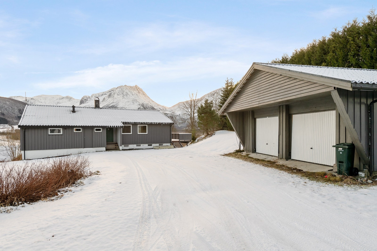 På eiendommen er det oppført en dobbel garasje. Det er også god plass til å parkere på tomta. Galleribilde