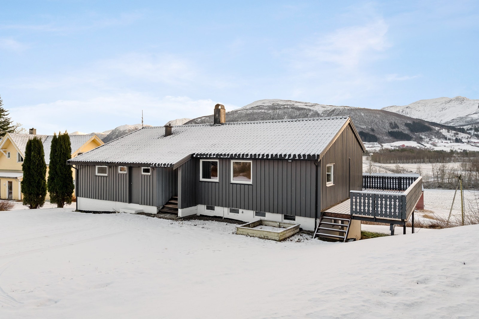 Det er overbygd inngangsparti mot nordvest Galleribilde