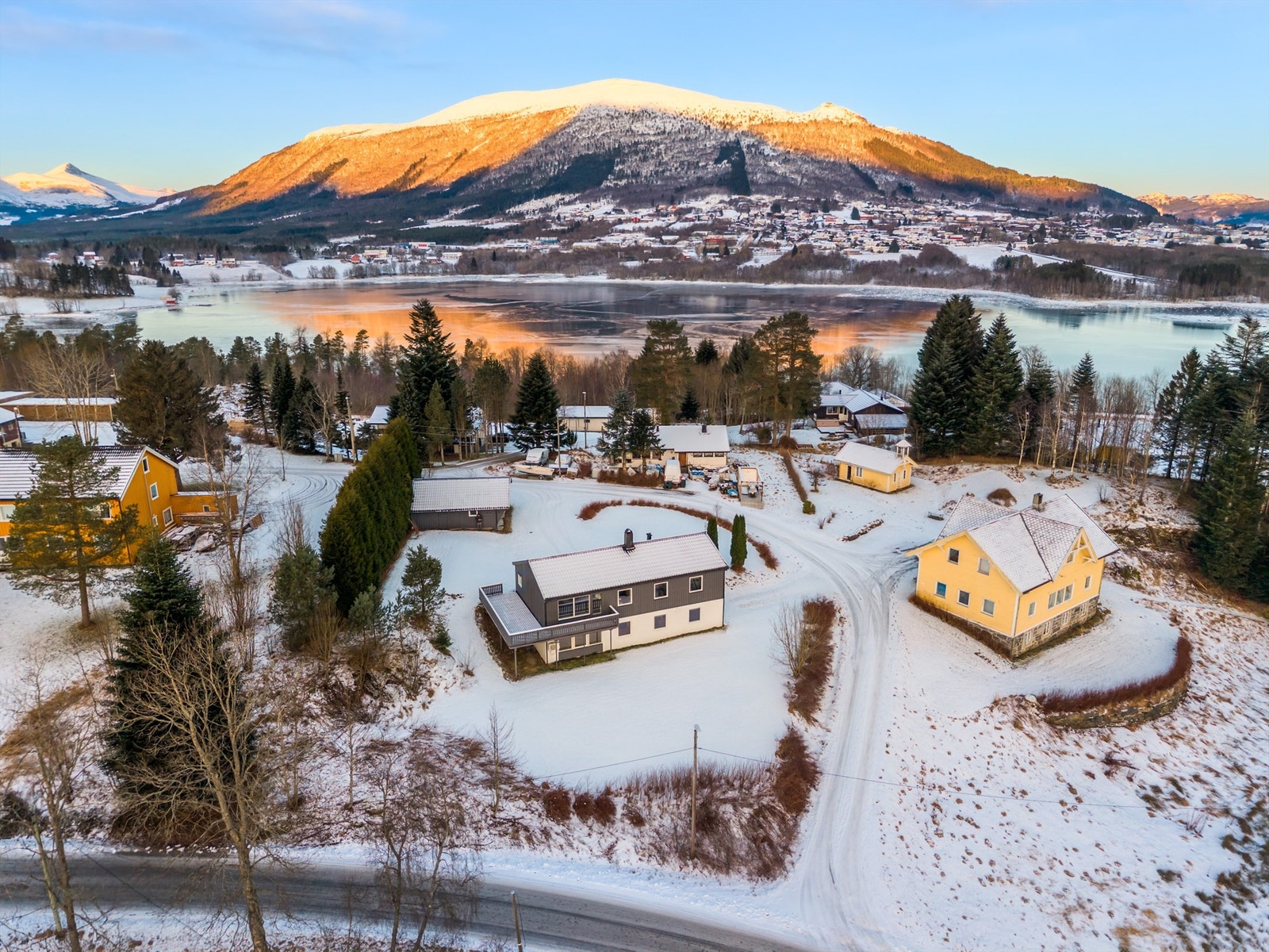 Eiendommen sett fra lufta Galleribilde
