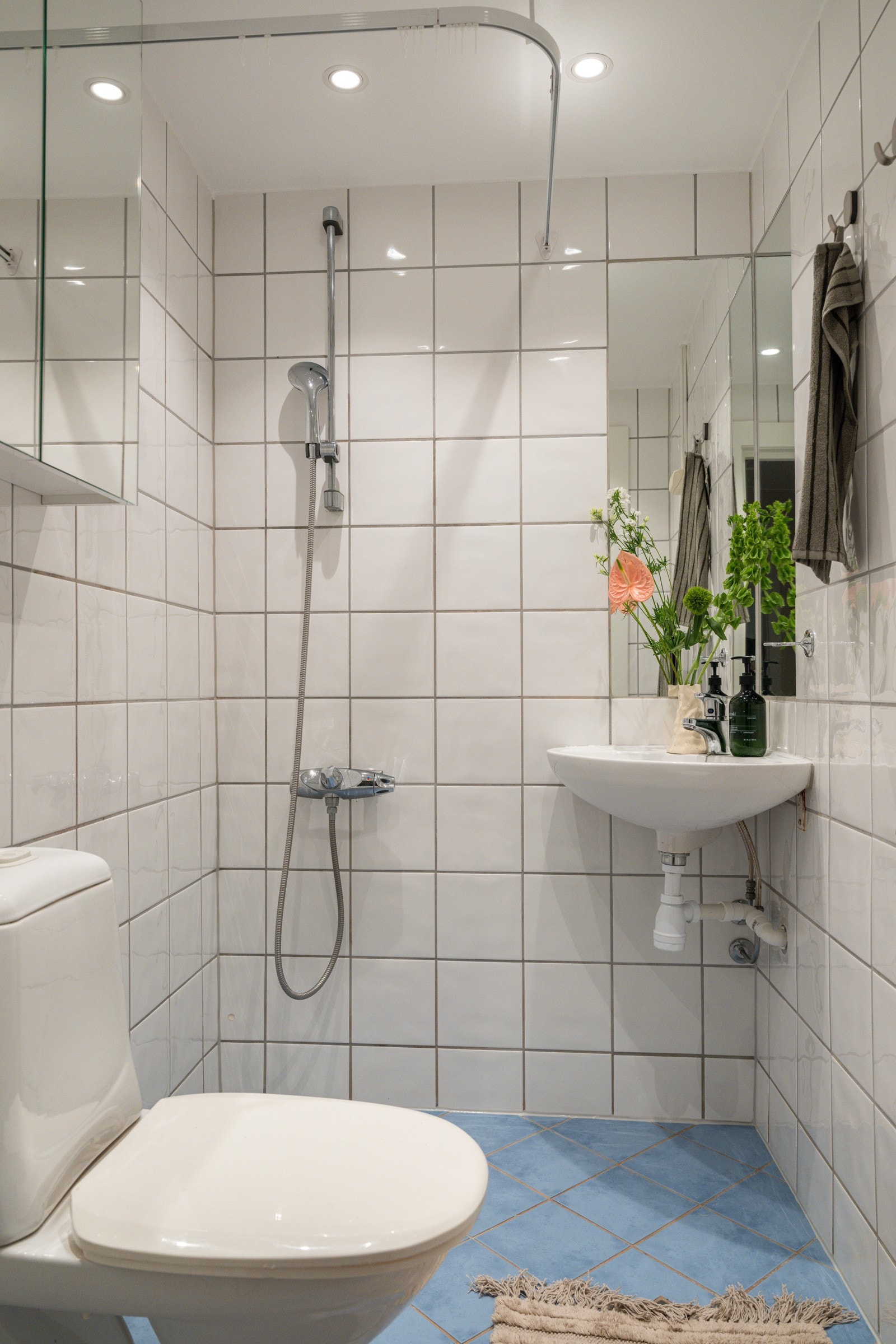 Flislagt bad/wc med elektriske varmekabler i gulv, mekanisk avtrekk og downlights i himling. Galleribilde