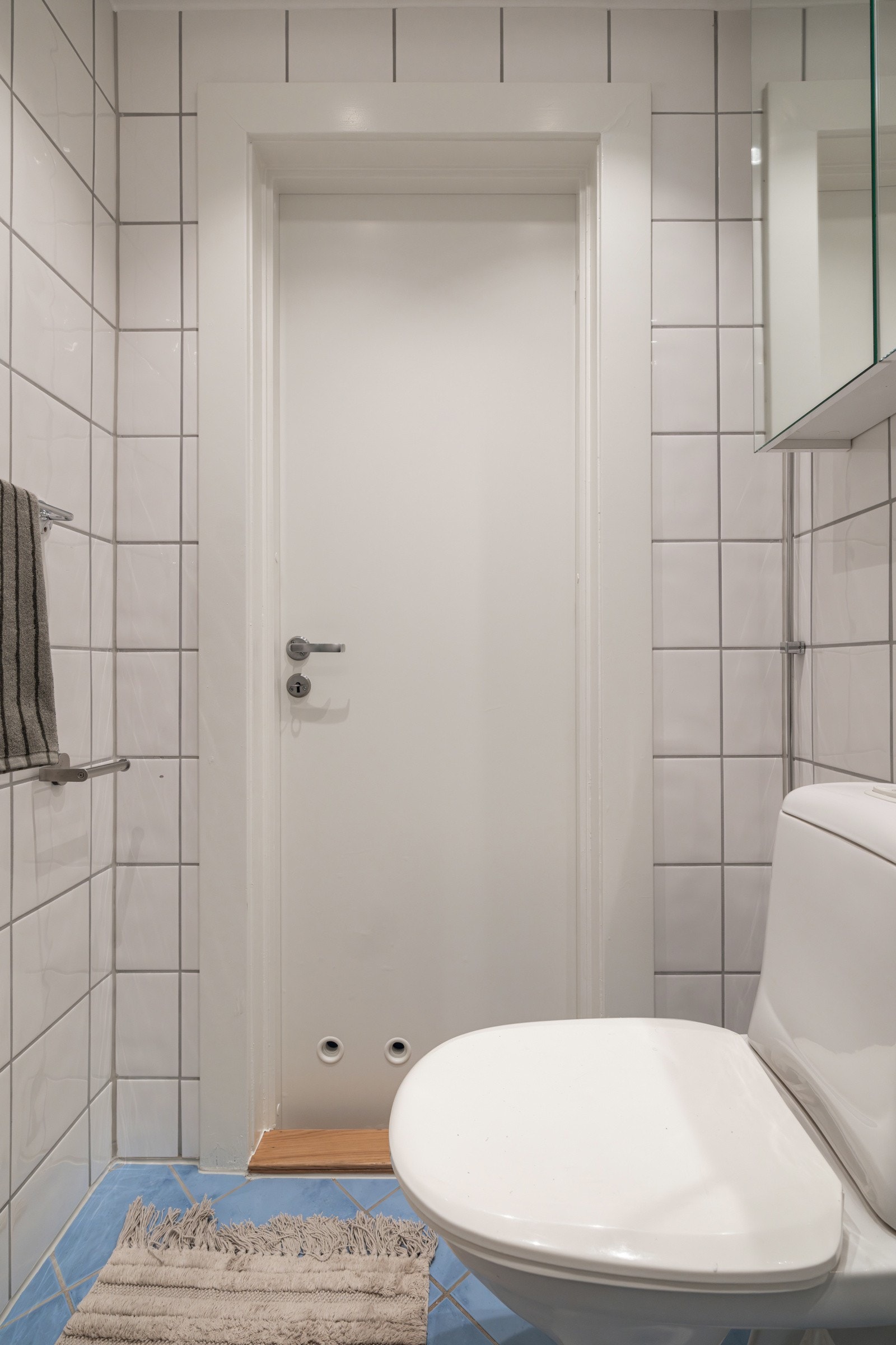 Badet er innredet med servant med underskap, speil og armatur, dusjhjørne med innfellbare glassdører samt toalett. Galleribilde