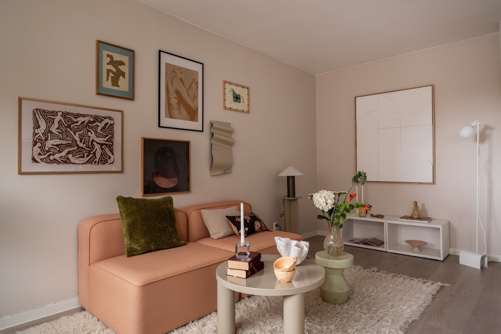 Stuen har gode møbleringsmuligheter for sofagruppe og tv-benk. Galleribilde