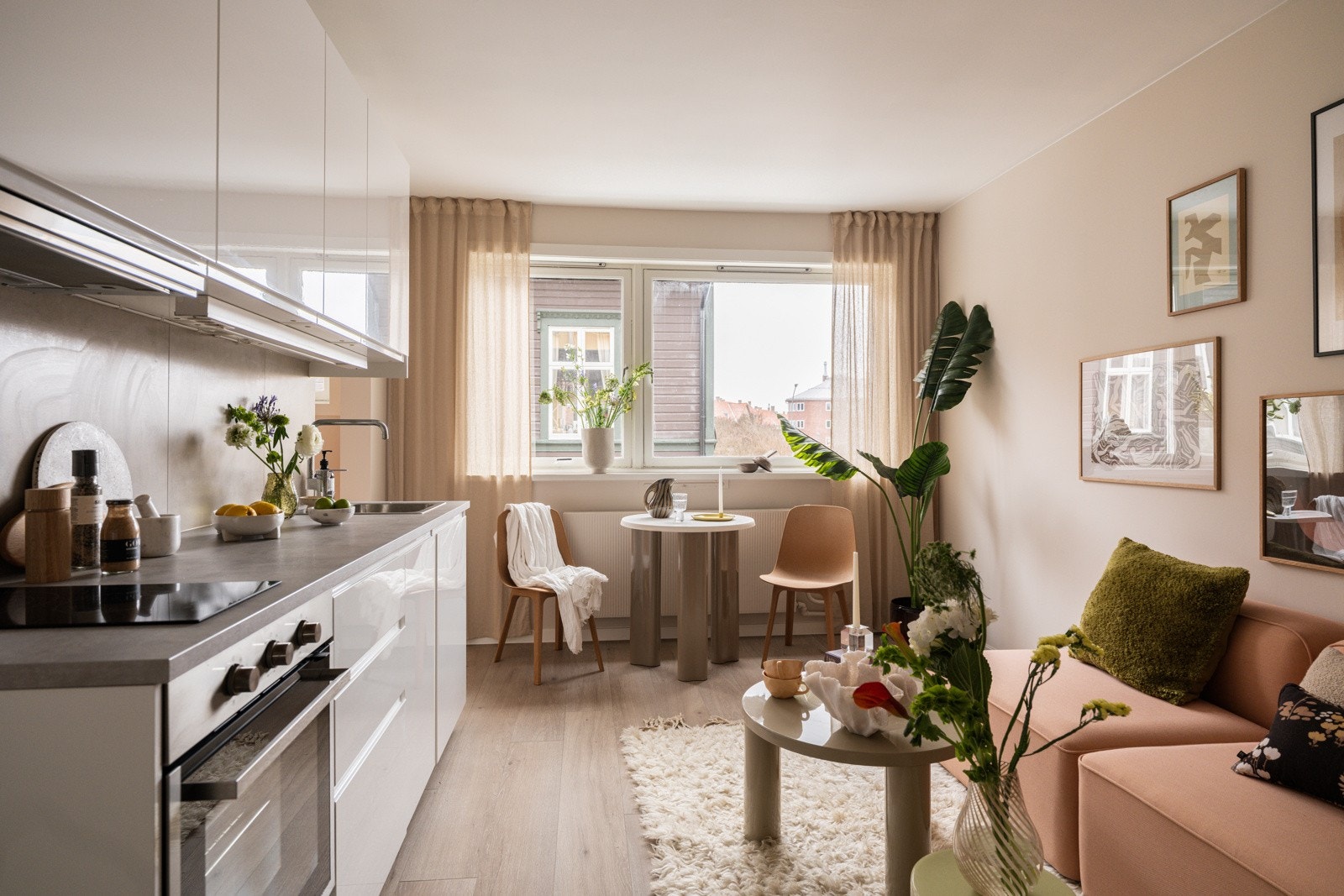 Lys og romslig stue med store vindusflater som slipper rikelig med naturlig lys inn og skaper en hyggelig atmosfære. Galleribilde