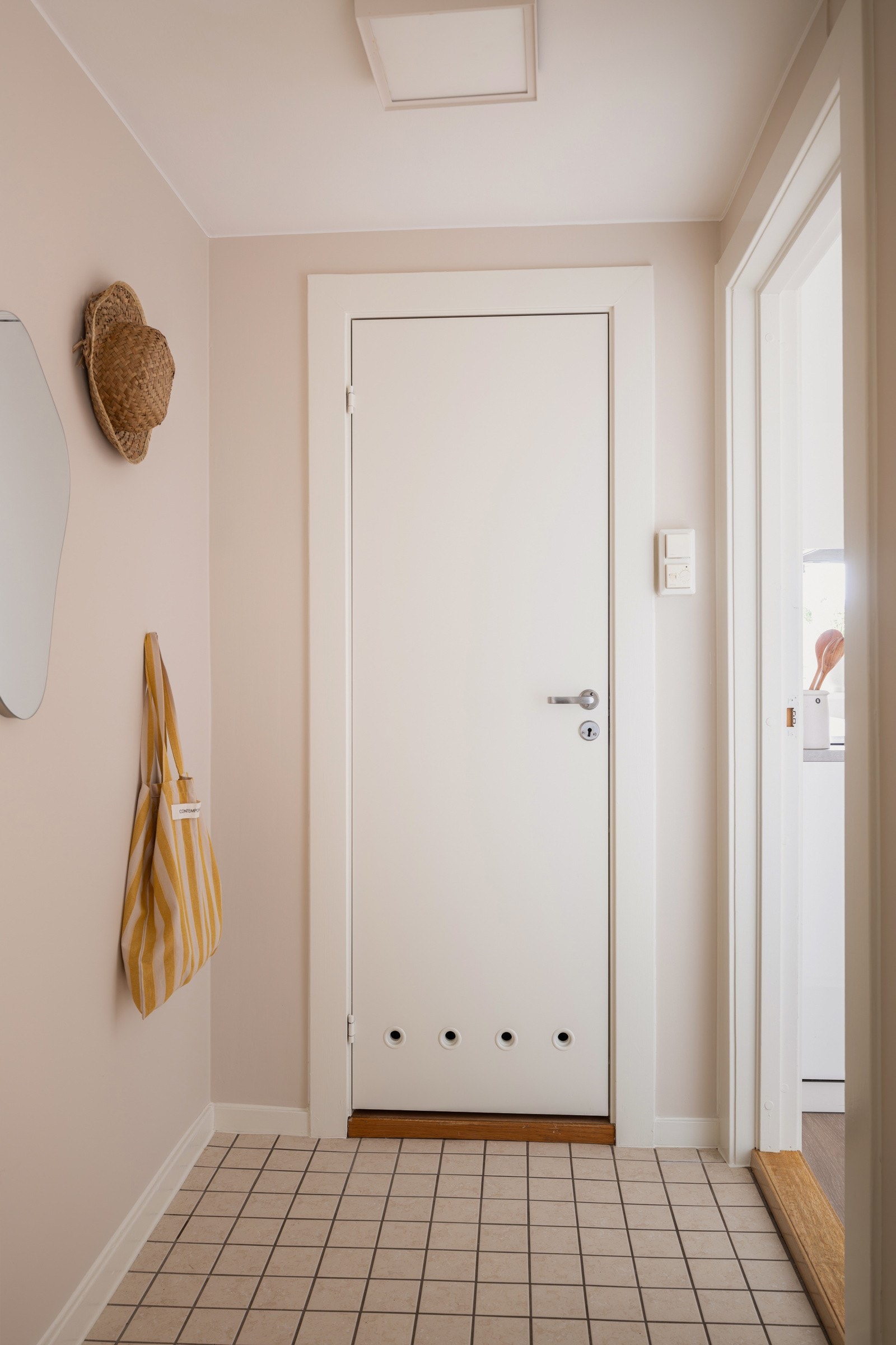 Velkommen inn! Boligen har en innbydende entré med garderobeskap for maksimal plassutnyttelse. Galleribilde