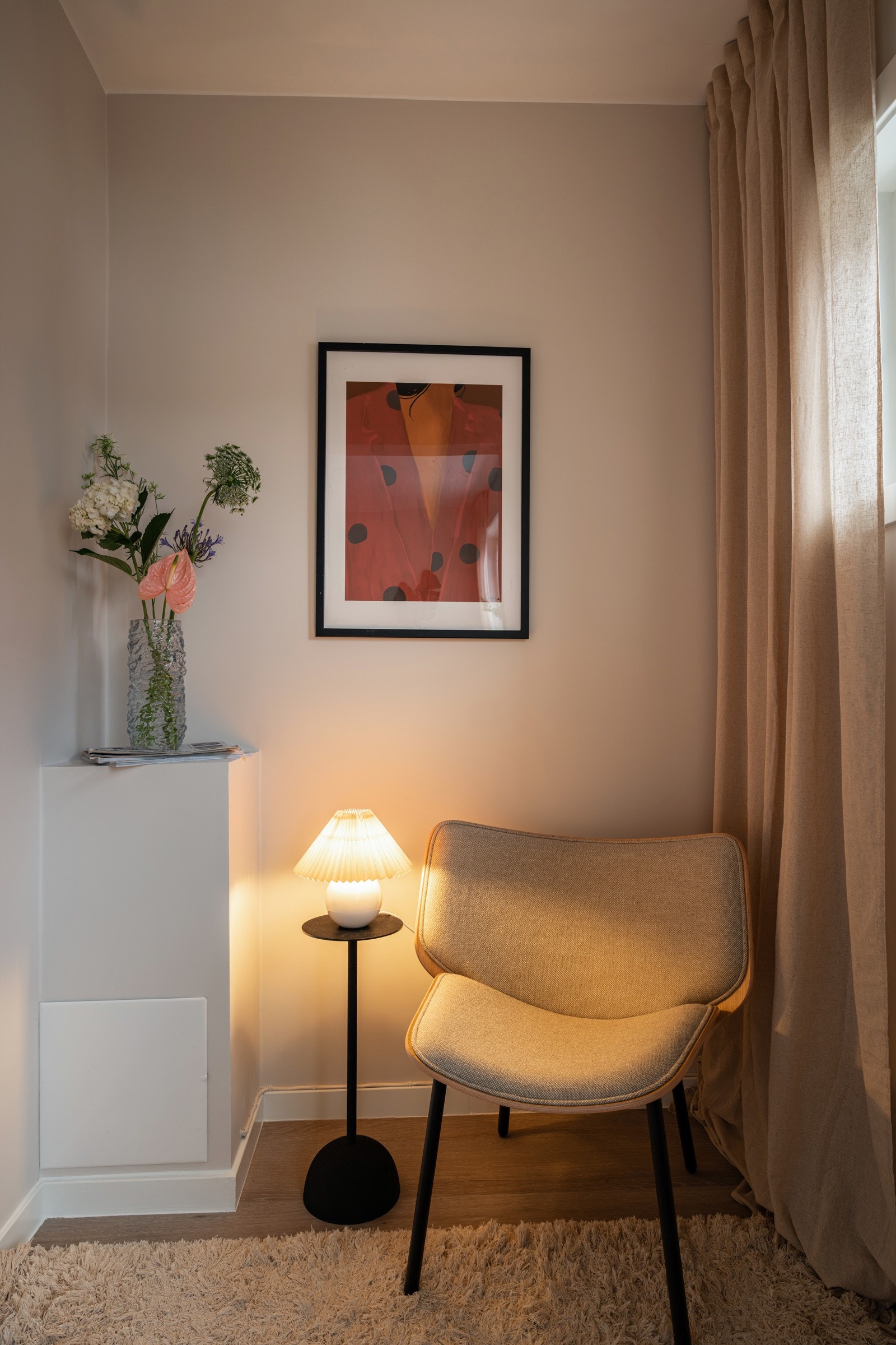 Videre inn til rom som egner seg godt til en hyggelig lesekrok eller et praktisk hjemmekontor. Galleribilde