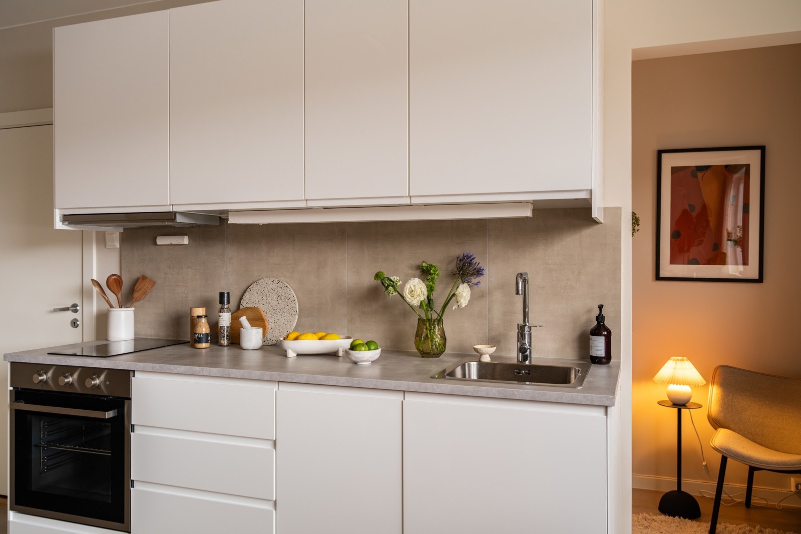 Tidsriktig kjøkkeninnredning fra IKEA med slette fronter og soft close på skuffer og skap. Galleribilde