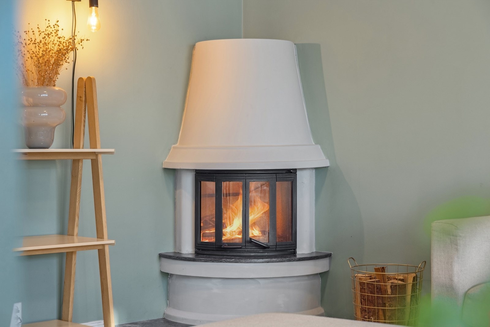 Vedfyringen bringer en lun og koselig atmosfære til boligen. Galleribilde