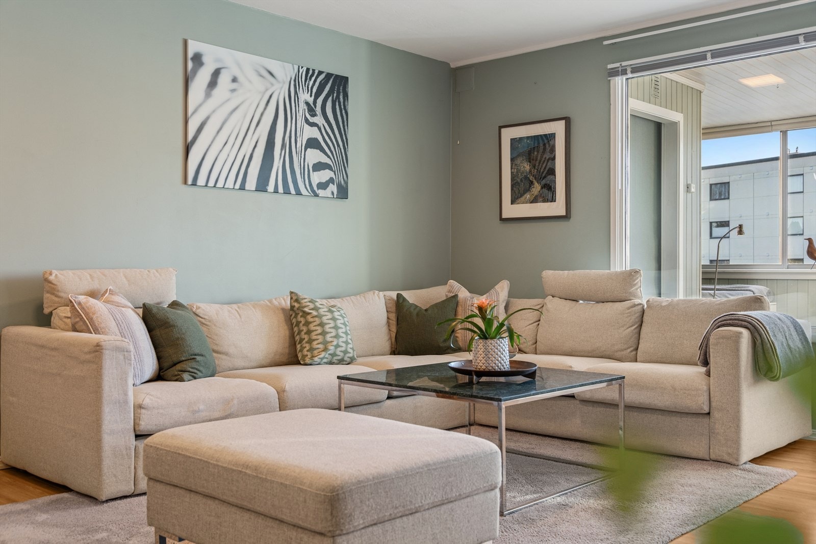 Stue med god romfølelse, lyse vegger og store vindusflater som fremhever rommets størrelse. Galleribilde