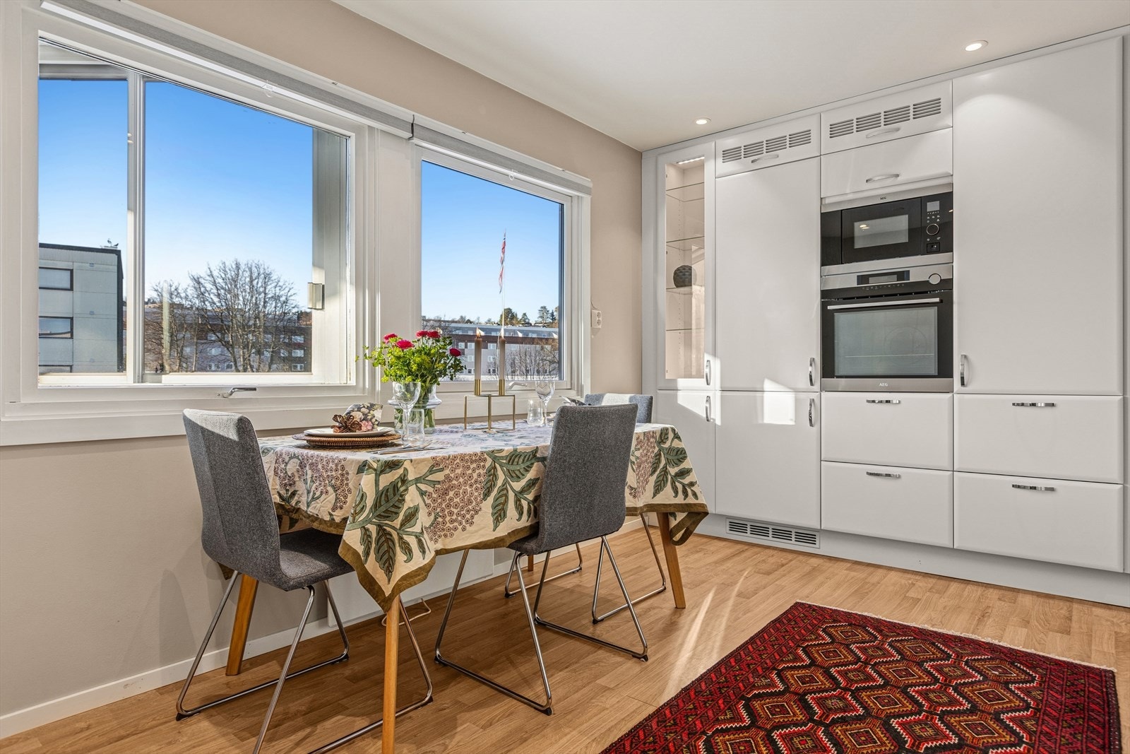 På kjøkkenet har man god plass til spisebord plassert ved store vinduer. Galleribilde