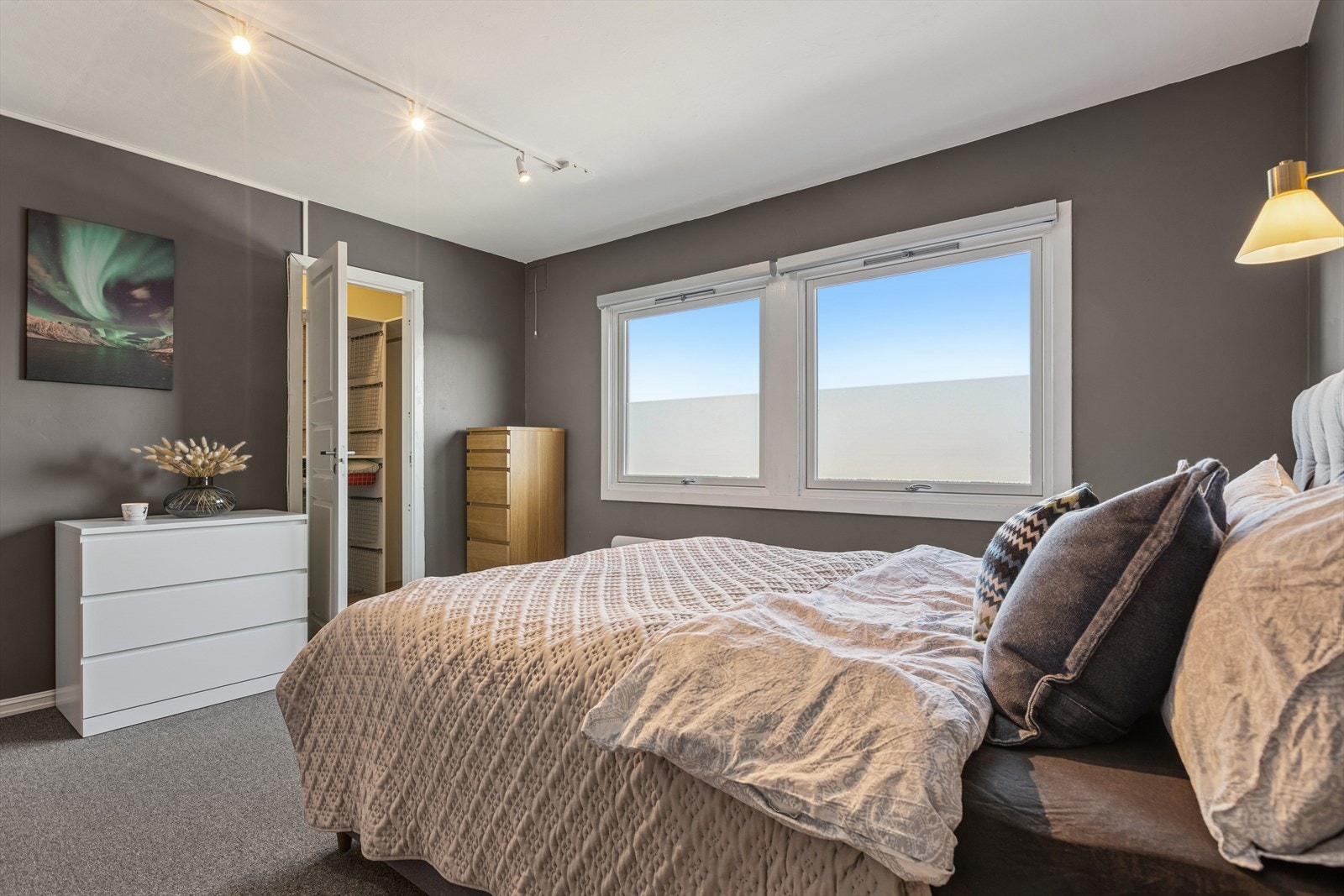 Stort soverom med god plass og store vinduer som gir flott dagslys. Galleribilde