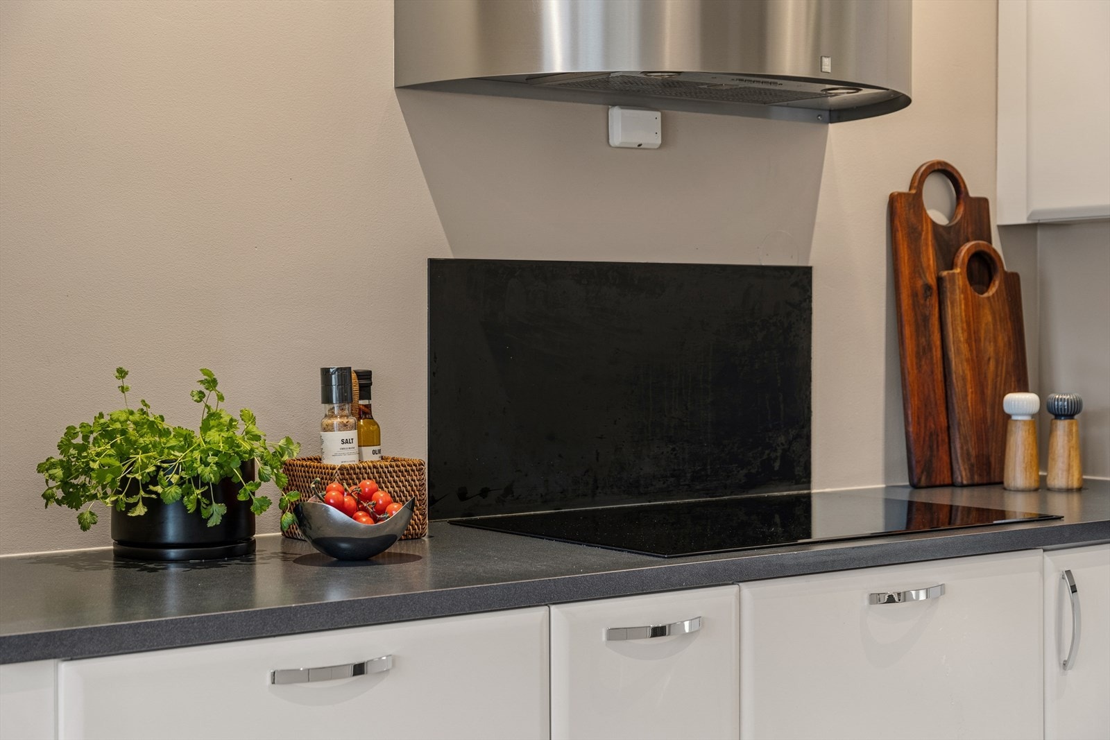 Lys kjøkkeninnredning med god benkeplass og både overskap og underskap for oppbevaring. Kjøkkenet er på 16,2 kvm. Galleribilde