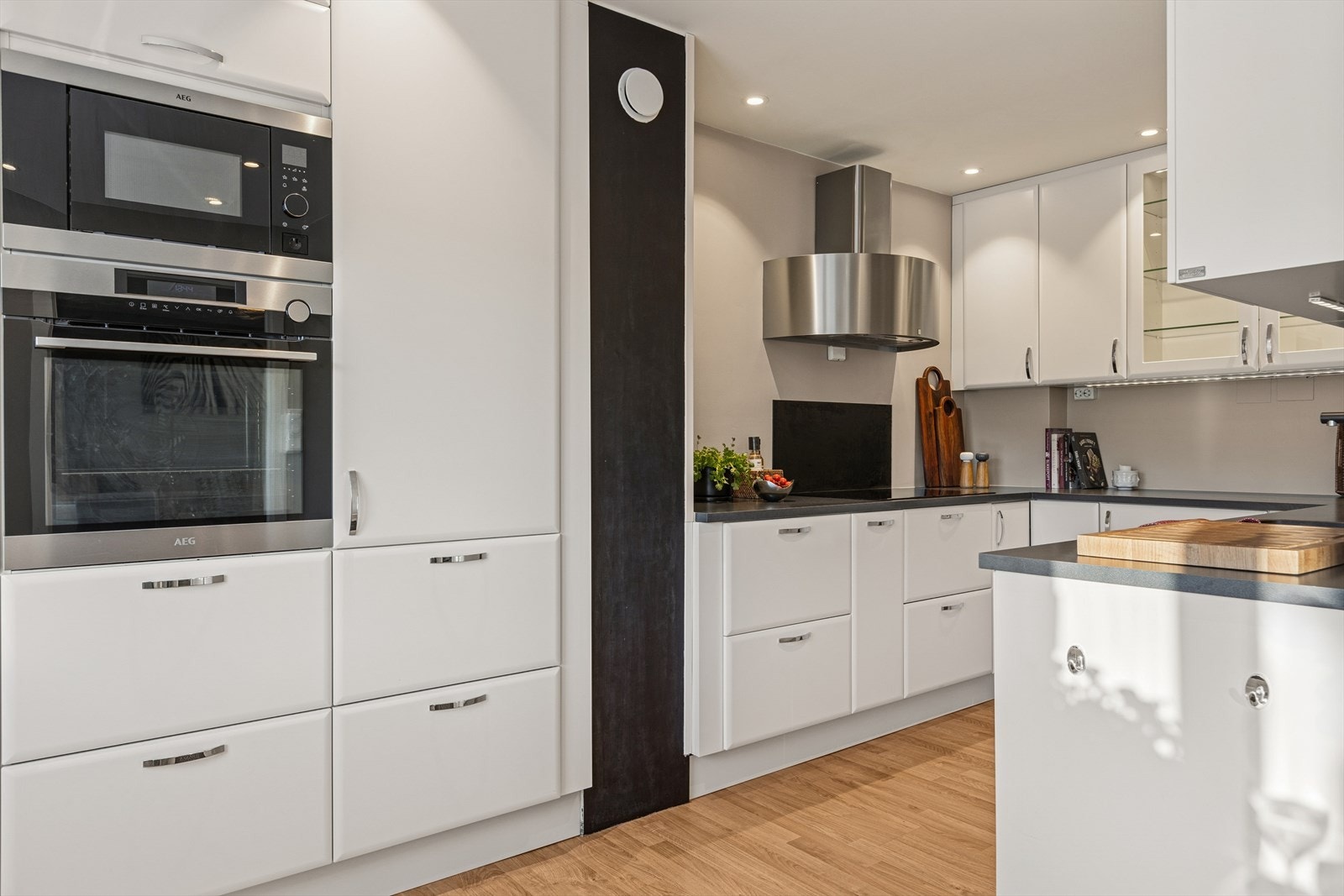 Moderne kjøkken fra 2018 med integrerte hvitevarer, rent design og gode arbeidsflater. Galleribilde