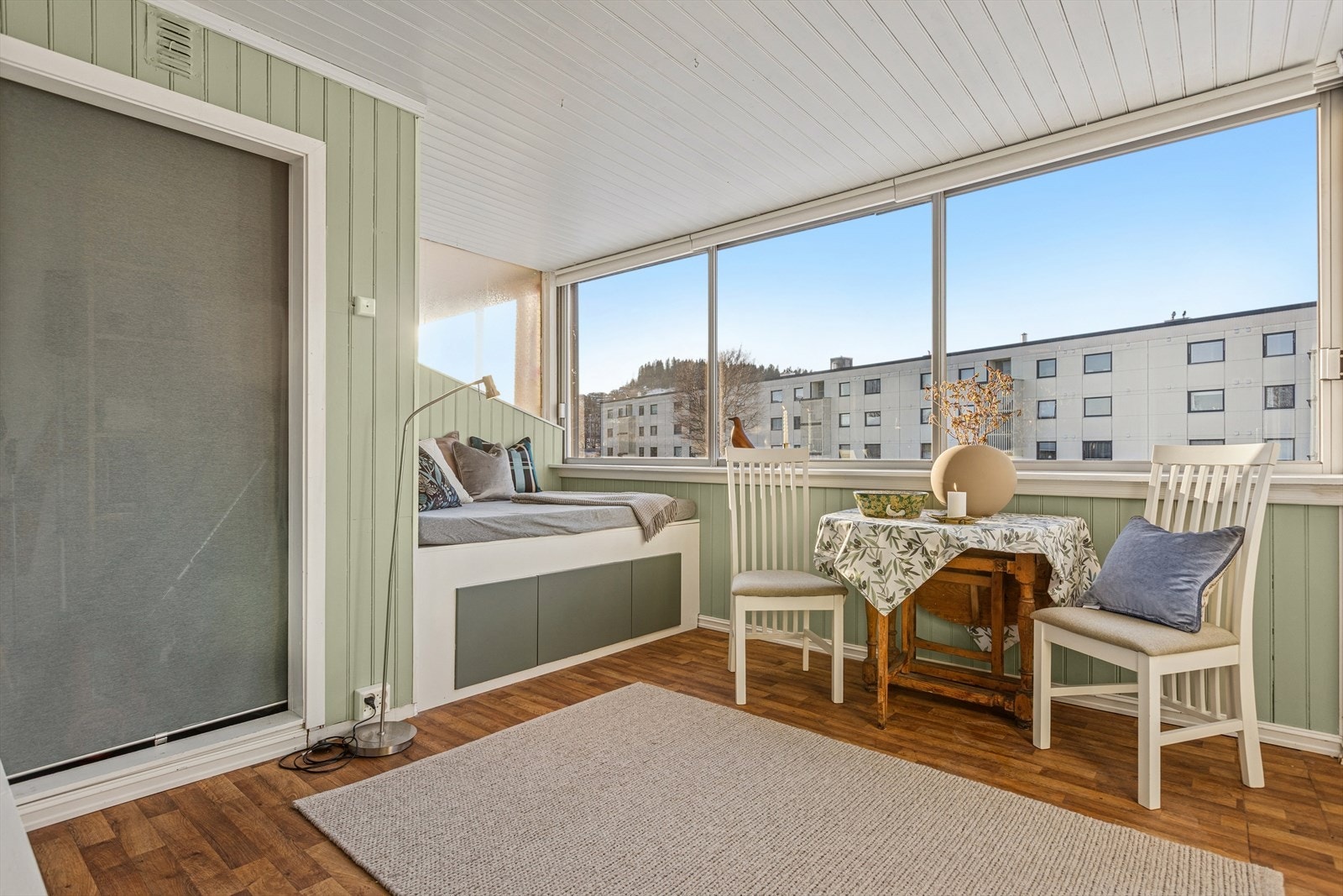 Innglasset balkong som er på hele 13 kvm. Med egen bod. Galleribilde