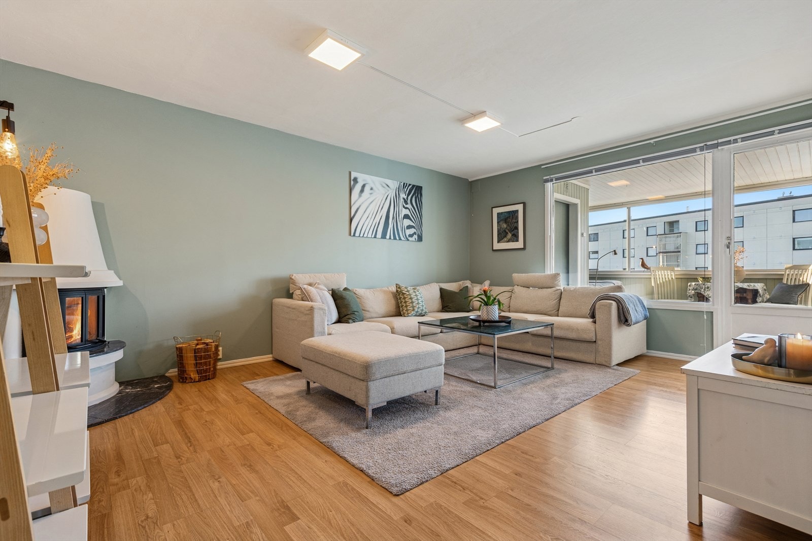 Stuen er på ca. 20,8 kvm med peis. Galleribilde