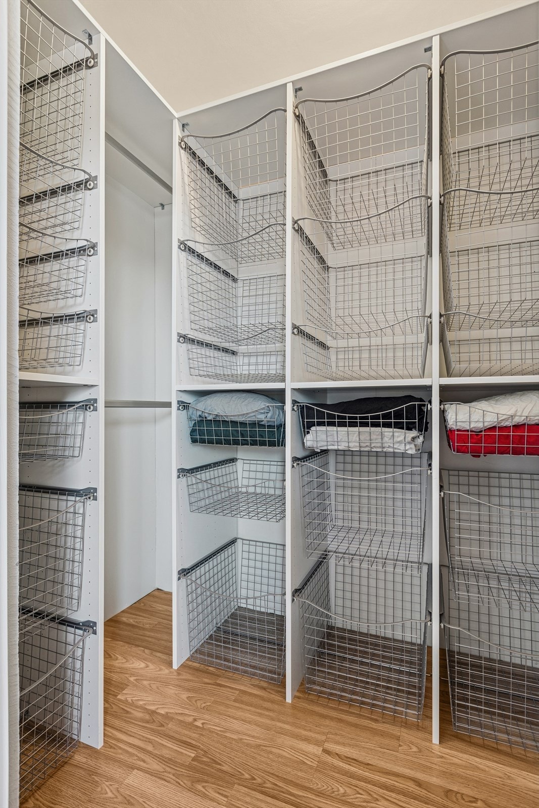 Garderobe/bod med god oppbevaringsplass på 3,1 kvm i tilknytting til soverommet. Galleribilde